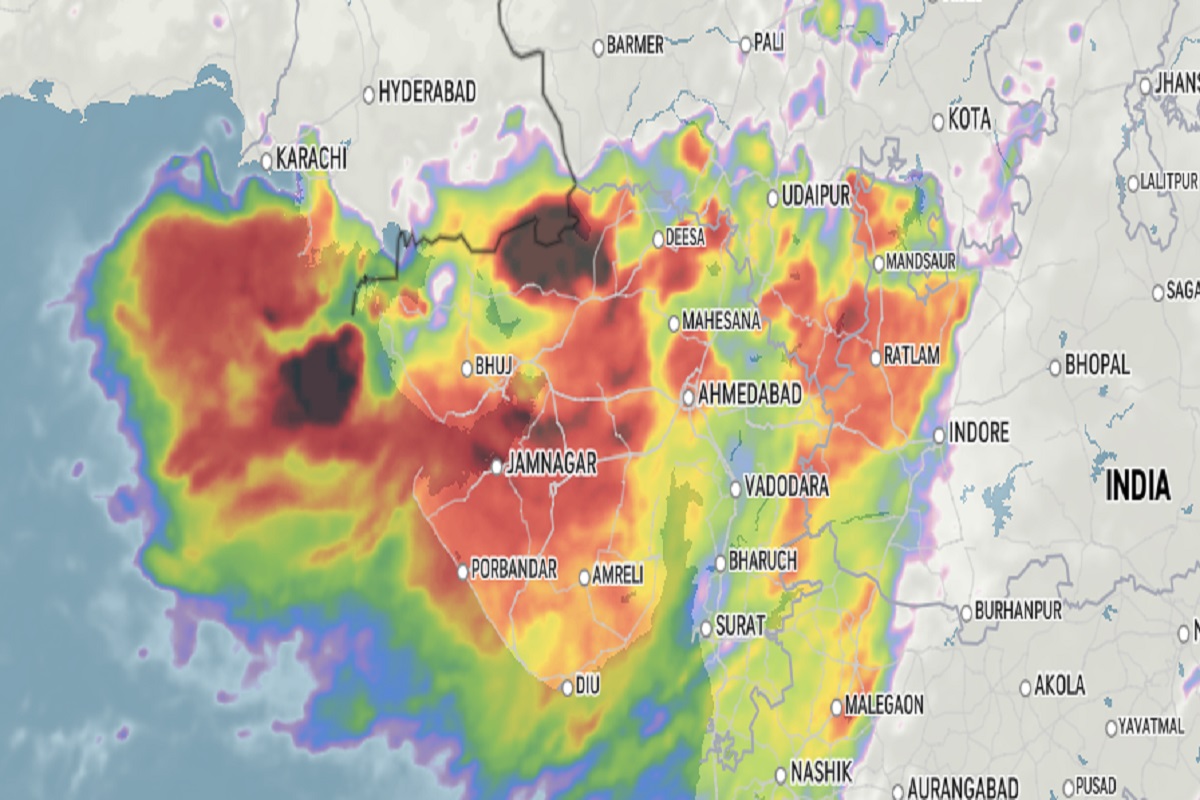  રાજ્યમાં વરસી રહેલા સાર્વત્રિક વરસાદને (Gujarat rains) પરિણામે સંભવિત પરિસ્થિતિને પહોંચી વળવા અને આગોતરા આયોજન માટે મુખ્ય સચિવ ડો. અનિલ મૂકીમે આજે રાજ્યના સ્ટેટ ઇમરજન્સી ઓપરેશન સેન્ટર-ગાંધીનગર ખાતે સમીક્ષા બેઠક યોજી હતી. જેમાં વિવિધ વિભાગના ઉચ્ચ અધિકારીઓ જોડાયા હતા અને તમામ પરિસ્થિતિને પહોંચી વળવા રાજ્યનું વહીવટી તંત્ર સુસજ્જ છે તેમ જણાવ્યું હતું. રાજ્યમાં આગામી બે દિવસ ભારેથી અતિભારે વરસાદની (Gujarat rain warning) આગાહી કરવામાં આવી છે.