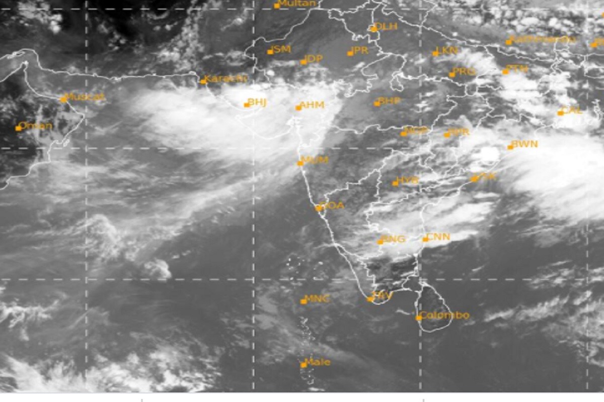 રાહત કમિશનર ડો. હર્ષદ પટેલે સમીક્ષા બેઠક બાદ મીડિયાને વિગતો આપતા કહ્યું કે, આગામી બે દિવસમાં ઉત્તર ગુજરાત, કચ્છ, સૌરાષ્ટ્રના અમુક વિસ્તારમાં ભારેથી અતિભારે વરસાદ થવાની હવામાન વિભાગની આગાહી છે. સંભવિત પરિસ્થિતિને પહોંચી વળવા માટે રાજ્યનું અને સ્થાનિક વહીવટીતંત્ર સુસજ્જ છે. ઉપરાંત 13 NDRFની ટીમો તૈનાત કરી દેવાઈ છે. અને SDRFની 11 તથા NDRFની 02 ટીમો એમ અન્ય 13 ટીમો રિઝર્વ રાખવામાં આવી છે. રાહત કમિશનર ડો. હર્ષદ પટેલે સમીક્ષા બેઠક બાદ મીડિયાને વિગતો આપતા કહ્યું કે, આગામી બે દિવસમાં ઉત્તર ગુજરાત, કચ્છ, સૌરાષ્ટ્રના અમુક વિસ્તારમાં ભારેથી અતિભારે વરસાદ થવાની હવામાન વિભાગની આગાહી છે. સંભવિત પરિસ્થિતિને પહોંચી વળવા માટે રાજ્યનું અને સ્થાનિક વહીવટીતંત્ર સુસજ્જ છે. ઉપરાંત 13 NDRFની ટીમો તૈનાત કરી દેવાઈ છે. અને SDRFની 11 તથા NDRFની 02 ટીમો એમ અન્ય 13 ટીમો રિઝર્વ રાખવામાં આવી છે.