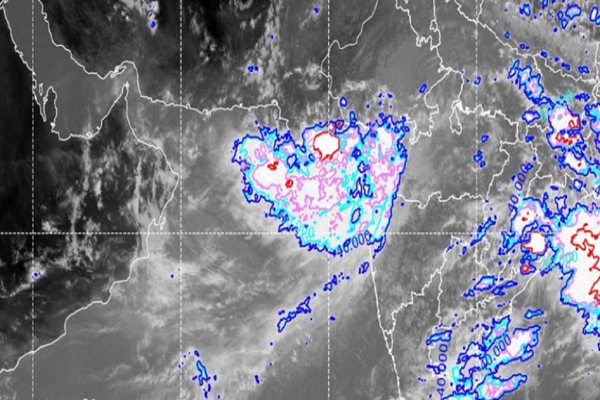 પટેલે ઉમેર્યુ ઉમેર્યુ કે, રાજ્યમાં થયેલ સારા વરસાદના પરિણામે સરદાર સરોવર ડેમમાં હાલ 2,03,237 MCFT જળસંગ્રહ થયો છે, જે કુલ સંગ્રહશક્તિના 60.83 ટકા જેટલો છે. હાલ 124.52 મીટરે જળ સપાટી છે. તે ઉપરાંત રાજ્યના 205 જળાશયો પૈકી 108 જળાશયો હાઇ એલર્ટ પર, ૧૪ જળાશયો એલર્ટ પર અને 17 જળાશયોને વોર્નિંગ આપવામાં આવી છે. 100 ટકાથી વધુ ભરાયેલા ડેમ 68 છે. રાજ્યમાં કુલ 44 નદીઓ અને 41 મોટા તળાવ ઓવરફલો થયા છે. પટેલે ઉમેર્યુ ઉમેર્યુ કે, રાજ્યમાં થયેલ સારા વરસાદના પરિણામે સરદાર સરોવર ડેમમાં હાલ 2,03,237 MCFT જળસંગ્રહ થયો છે, જે કુલ સંગ્રહશક્તિના 60.83 ટકા જેટલો છે. હાલ 124.52 મીટરે જળ સપાટી છે. તે ઉપરાંત રાજ્યના 205 જળાશયો પૈકી 108 જળાશયો હાઇ એલર્ટ પર, ૧૪ જળાશયો એલર્ટ પર અને 17 જળાશયોને વોર્નિંગ આપવામાં આવી છે. 100 ટકાથી વધુ ભરાયેલા ડેમ 68 છે. રાજ્યમાં કુલ 44 નદીઓ અને 41 મોટા તળાવ ઓવરફલો થયા છે.