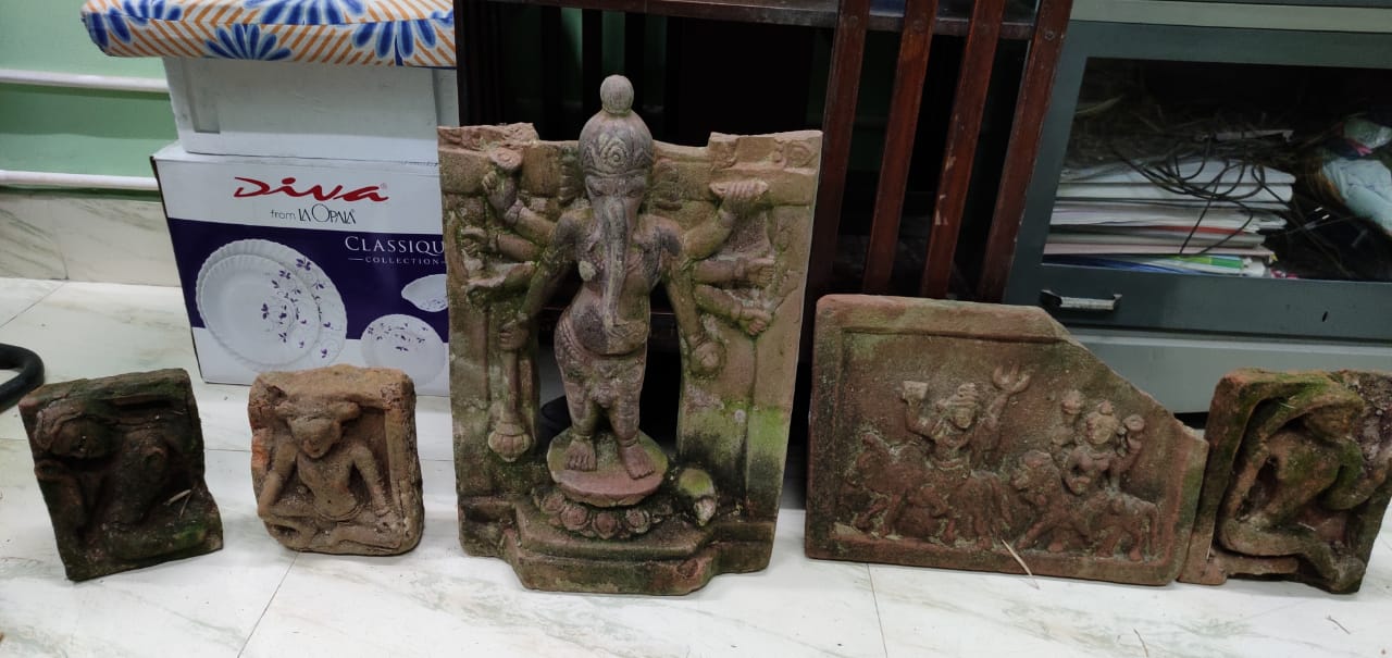 કસ્ટમ વિભાગે આ મૂર્તિઓની જાણકારો પાસે તપાસ કરાવતા જાણવા મળ્યું કે આ પ્રાચીન મૂર્તિઓની અંદાજીત 35.30 કરોડ કિંમત છે. આ પહેલા જાન્યુઆરી 2020માં પણ 11 કરોડની કિંમતની આવી 7 કલાકૃતિ કસ્ટમ વિભાગે જપ્ત કરી હતી. ઉલ્લેખનીય છે કે ભારતભરમાંથી આ રીતે પ્રાચીન મૂર્તિઓની ચોરી કરીને તેની તસ્કરી કરવામાં આવે છે. વિદેશમાં આ મૂર્તિઓને ઊંચી કિંમતે વેંચવામાં આવે છે. જો કે કોલકાતા કસ્ટમ આવા જ એક મોટો જથ્થાની તસ્કરી થતી રોકી છે. કસ્ટમ વિભાગે આ મૂર્તિઓની જાણકારો પાસે તપાસ કરાવતા જાણવા મળ્યું કે આ પ્રાચીન મૂર્તિઓની અંદાજીત 35.30 કરોડ કિંમત છે. આ પહેલા જાન્યુઆરી 2020માં પણ 11 કરોડની કિંમતની આવી 7 કલાકૃતિ કસ્ટમ વિભાગે જપ્ત કરી હતી. ઉલ્લેખનીય છે કે ભારતભરમાંથી આ રીતે પ્રાચીન મૂર્તિઓની ચોરી કરીને તેની તસ્કરી કરવામાં આવે છે. વિદેશમાં આ મૂર્તિઓને ઊંચી કિંમતે વેંચવામાં આવે છે. જો કે કોલકાતા કસ્ટમ આવા જ એક મોટો જથ્થાની તસ્કરી થતી રોકી છે.