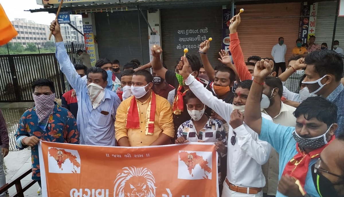 વાલીઓ એ જણાવ્યું કે, લૉકડાઉનમાં અનેક લોકો આર્થિક સંકડામણમાં મૂકાયા છે તેવામાં ઘણા વાલીઓ ફી ભરવા સક્ષમ નથી. તેમાંય શાળા સંચાલકો ચાલાકી કરી વાલીઓ પાસે 75 ટકા ફી ભરાવવા માંગી રહ્યા છે. જો અભ્યાસ જ કરાવ્યો નથી તો ફી કેમ ભરવાની. જેથી વાલીઓએ હવે આ મુદ્દે લડી લેવાની તૈયારી કરી છે. અને હાલ લોલીપોપ સાથે વિરોધ પ્રદર્શન તો આગામી દિવસોમાં ફી માફી નહીં કરાય તો શિક્ષણ મંત્રીના ઘરે પહોંચી વાલીઓ વિરોધ કરશે તેવી ચીમકી આપવામાં આવી છે. મહત્વનું છે કે, લાંબા સમયથી ચાલી રહેલો ફીનો આ કોયડો ઉકેલાતો નથી. ત્યારે આ વિવાદ આગામી દિવસોમાં વધુ વકરે અને વિવાદ આંદોલનનું સ્વરૂપ ધારણ કરે તેવા એંધાણ વર્તાઈ રહ્યા છે. વાલીઓ એ જણાવ્યું કે, લૉકડાઉનમાં અનેક લોકો આર્થિક સંકડામણમાં મૂકાયા છે તેવામાં ઘણા વાલીઓ ફી ભરવા સક્ષમ નથી. તેમાંય શાળા સંચાલકો ચાલાકી કરી વાલીઓ પાસે 75 ટકા ફી ભરાવવા માંગી રહ્યા છે. જો અભ્યાસ જ કરાવ્યો નથી તો ફી કેમ ભરવાની. જેથી વાલીઓએ હવે આ મુદ્દે લડી લેવાની તૈયારી કરી છે. અને હાલ લોલીપોપ સાથે વિરોધ પ્રદર્શન તો આગામી દિવસોમાં ફી માફી નહીં કરાય તો શિક્ષણ મંત્રીના ઘરે પહોંચી વાલીઓ વિરોધ કરશે તેવી ચીમકી આપવામાં આવી છે. મહત્વનું છે કે, લાંબા સમયથી ચાલી રહેલો ફીનો આ કોયડો ઉકેલાતો નથી. ત્યારે આ વિવાદ આગામી દિવસોમાં વધુ વકરે અને વિવાદ આંદોલનનું સ્વરૂપ ધારણ કરે તેવા એંધાણ વર્તાઈ રહ્યા છે.