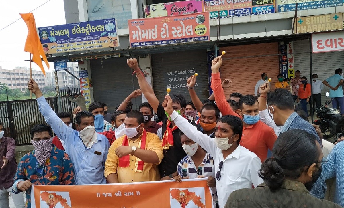 વાલીઓ આ ફી માફીને શરતી માફી હોવાનું ગણાવી વિરોધ કરી રહ્યા છે. તેમનું કહેવું છે કે, ફી માં 25 ટકા રાહત એવા વાલીઓ ને જ મળશે જેઓ 100 ટકા ફી ભરશે. વાલીઓએ આક્ષેપ કર્યો છે કે, ફી માં 25 ટકાની માફીની વાત કરી વાલીઓને ઉલ્લુ બનાવવામાં આવી રહ્યા છે. ફી રાહત કોઈ રાહત નહિ પણ માત્ર લોલીપોપ છે. જેથી આવી ફી માફી વાલીઓ ને મંજુર નથી. જેને પગલે અમદાવાદ પૂર્વ વિસ્તારના વાલીઓ રસ્તા પર ઉતરી આવ્યા હતા ભગવા સેનાના બેનર હેઠળ વાલીઓએ હવે ફીમાં 100 ટકા રાહત આપવાની માંગ કરી છે. વાલીઓ આ ફી માફીને શરતી માફી હોવાનું ગણાવી વિરોધ કરી રહ્યા છે. તેમનું કહેવું છે કે, ફી માં 25 ટકા રાહત એવા વાલીઓ ને જ મળશે જેઓ 100 ટકા ફી ભરશે. વાલીઓએ આક્ષેપ કર્યો છે કે, ફી માં 25 ટકાની માફીની વાત કરી વાલીઓને ઉલ્લુ બનાવવામાં આવી રહ્યા છે. ફી રાહત કોઈ રાહત નહિ પણ માત્ર લોલીપોપ છે. જેથી આવી ફી માફી વાલીઓ ને મંજુર નથી. જેને પગલે અમદાવાદ પૂર્વ વિસ્તારના વાલીઓ રસ્તા પર ઉતરી આવ્યા હતા ભગવા સેનાના બેનર હેઠળ વાલીઓએ હવે ફીમાં 100 ટકા રાહત આપવાની માંગ કરી છે.