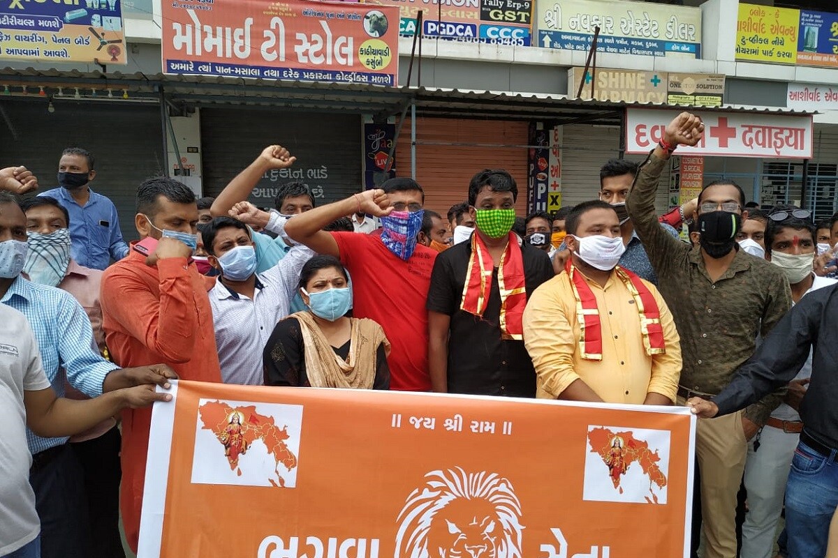 કોરોનાને પગલે જાહેર થયેલા લૉકડાઉન બાદથી ફી વિવાદ શરૂ થયો છે ત્યારથી આ વિવાદ શમ્યો નથી. સરકાર દ્વારા ખાનગી સ્કૂલ સંચાલકો સાથે બેઠક કરી ફીમાં 25 ટકા રાહત આપવા સૂચન કર્યું હતું. જોકે, તે સમયે તો ખાનગી સ્કૂલ સંચાલકો દ્વારા કોઈ પ્રત્યુત્તર અપાયો ન હતો. પણ બાદમાં અમદાવાદ પૂર્વ વિસ્તારમાં આવેલી ખાનગી શાળાઓ એ ત્રણ મહિનાની એટલે કે જૂન જુલાઈ અને ઓગસ્ટ મહિનાની ક્વાર્ટર ફીમાં 25 ટકાની માફી આપી હતી. કોરોનાને પગલે જાહેર થયેલા લૉકડાઉન બાદથી ફી વિવાદ શરૂ થયો છે ત્યારથી આ વિવાદ શમ્યો નથી. સરકાર દ્વારા ખાનગી સ્કૂલ સંચાલકો સાથે બેઠક કરી ફીમાં 25 ટકા રાહત આપવા સૂચન કર્યું હતું. જોકે, તે સમયે તો ખાનગી સ્કૂલ સંચાલકો દ્વારા કોઈ પ્રત્યુત્તર અપાયો ન હતો. પણ બાદમાં અમદાવાદ પૂર્વ વિસ્તારમાં આવેલી ખાનગી શાળાઓ એ ત્રણ મહિનાની એટલે કે જૂન જુલાઈ અને ઓગસ્ટ મહિનાની ક્વાર્ટર ફીમાં 25 ટકાની માફી આપી હતી.