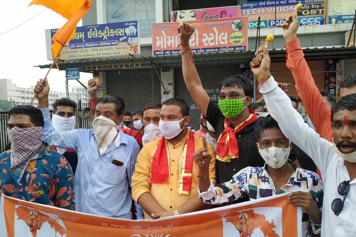 સંજય ટાંક, અમદાવાદ : અમદાવાદ (Ahmedabad) સહિત રાજ્યભરમાં (Gujarat) ફીનો વિવાદ વકરી રહ્યો છે. તેવામાં અમદાવાદ પૂર્વ વિસ્તારના ખાનગી શાળા સંચાલકોએ ફીમાં (School fees) 25 ટકાની આપેલી રાહત વાલીઓએ લોલીપોપ ગણાવી છે અને શિક્ષણ વિભાગ દ્વારા ફી માફીમાં કોઈપણ પ્રકારની દરમિયાનગીરી નહિ થતા વાલીઓએ શિક્ષણમંત્રીનો (Education minister) હુરિયો બોલાવ્યો છે અને તેમના રાજીનામાની માંગ કરી છે. સંજય ટાંક, અમદાવાદ : અમદાવાદ (Ahmedabad) સહિત રાજ્યભરમાં (Gujarat) ફીનો વિવાદ વકરી રહ્યો છે. તેવામાં અમદાવાદ પૂર્વ વિસ્તારના ખાનગી શાળા સંચાલકોએ ફીમાં (School fees) 25 ટકાની આપેલી રાહત વાલીઓએ લોલીપોપ ગણાવી છે અને શિક્ષણ વિભાગ દ્વારા ફી માફીમાં કોઈપણ પ્રકારની દરમિયાનગીરી નહિ થતા વાલીઓએ શિક્ષણમંત્રીનો (Education minister) હુરિયો બોલાવ્યો છે અને તેમના રાજીનામાની માંગ કરી છે.