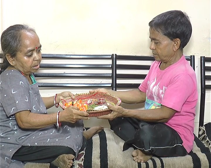 આજે રક્ષાબંધના પવિત્ર તહેવારના દિવસે આ બહેન ભાઈનો પ્રેમ જોઇને કોઈની આંખોમાં આંસુ આવી જાય છે. ત્યારે છેલ્લા છ વર્ષમાં આ બહેન અને ભાઈ બોલબાલા ટ્રસ્ટમાં કામ કરી રહ્યા છે. આજે રક્ષાબંધના પવિત્ર તહેવારના દિવસે આ બહેન ભાઈનો પ્રેમ જોઇને કોઈની આંખોમાં આંસુ આવી જાય છે. ત્યારે છેલ્લા છ વર્ષમાં આ બહેન અને ભાઈ બોલબાલા ટ્રસ્ટમાં કામ કરી રહ્યા છે.