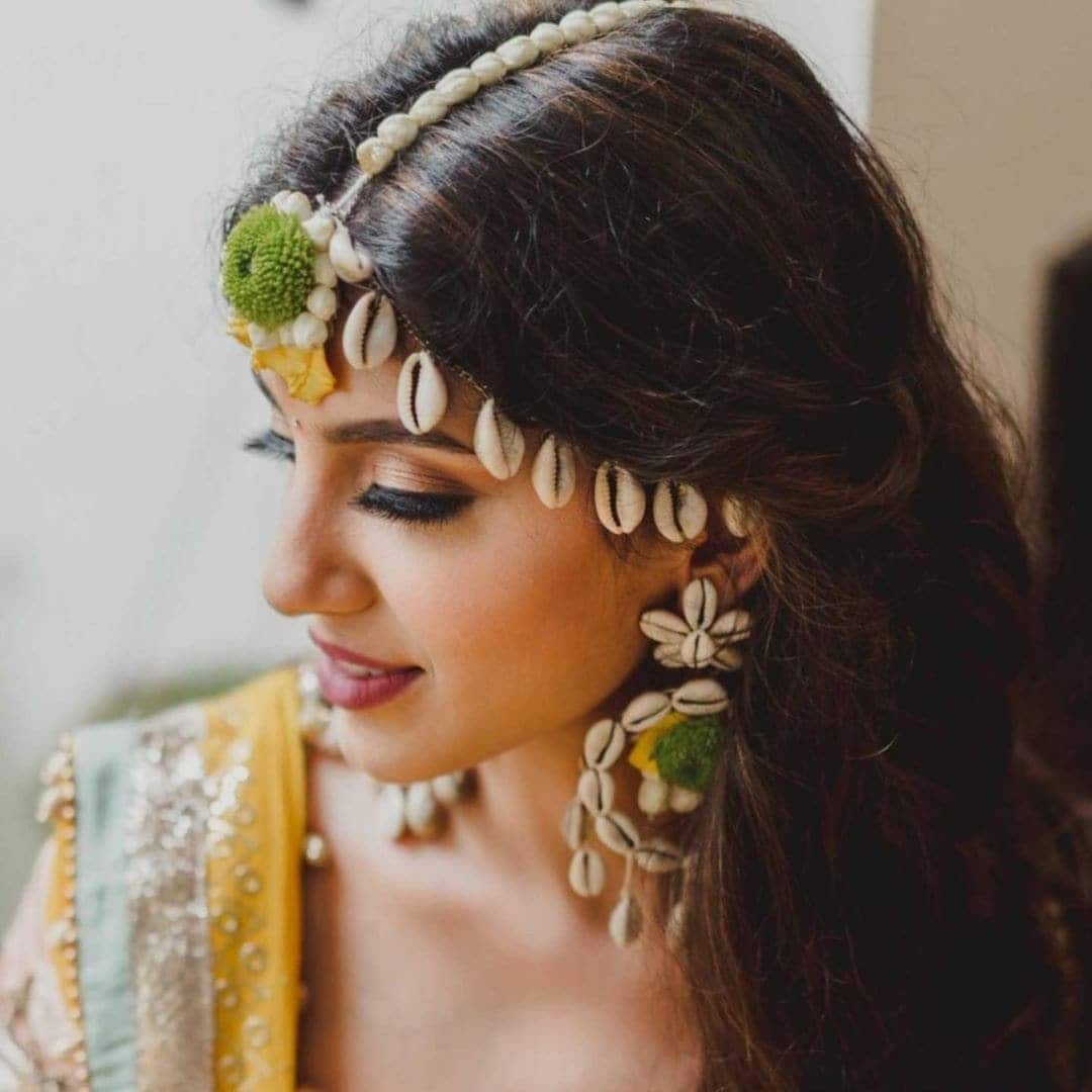 મિહિકા બજાજે કોડીઓ અને ફૂલની સુંદર જ્વેલરી પહેરી હતી કે ઘણી જ સુંદર દેખાતી હતી. (PHOTO: INSTAGRAM) મિહિકા બજાજે કોડીઓ અને ફૂલની સુંદર જ્વેલરી પહેરી હતી કે ઘણી જ સુંદર દેખાતી હતી. (PHOTO: INSTAGRAM)