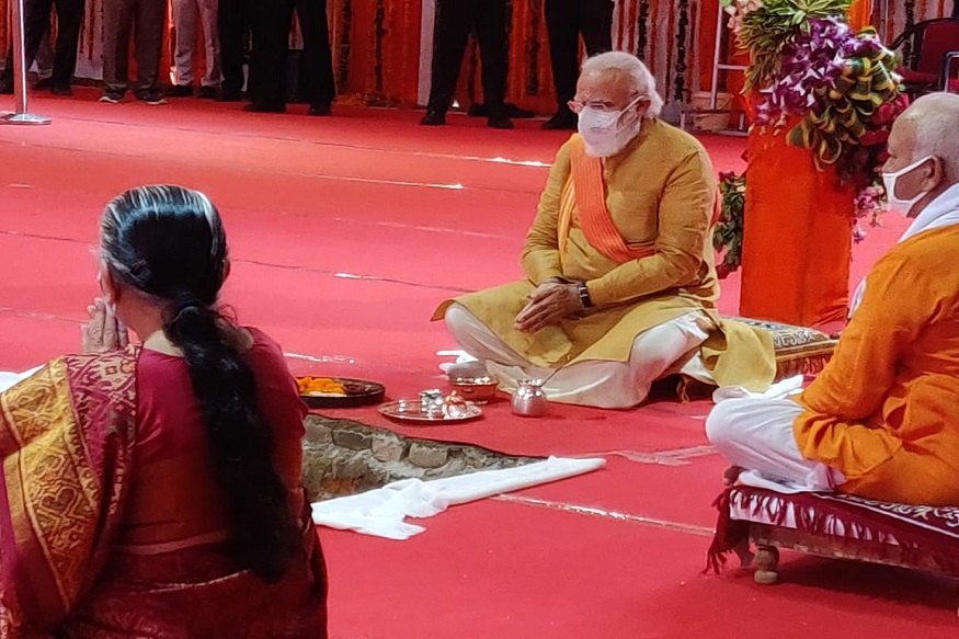  અયોધ્યા : ભવ્ય રામ મંદિર નિર્માણની શરૂઆત આજે થઈ ગઈ છે. પ્રધાનમંત્રી નરેન્દ્ર મોદીના હસ્તે ભૂમિપૂજન કરવામાં કરવામાં આવ્યું હતું. આ ખાસ અને ઐતિહાસિક પ્રસંગ પર પ્રધાનમંત્રી ભગવાન રામ માટે એક ખાસ ભેટ લઈને આવ્યા હતા.