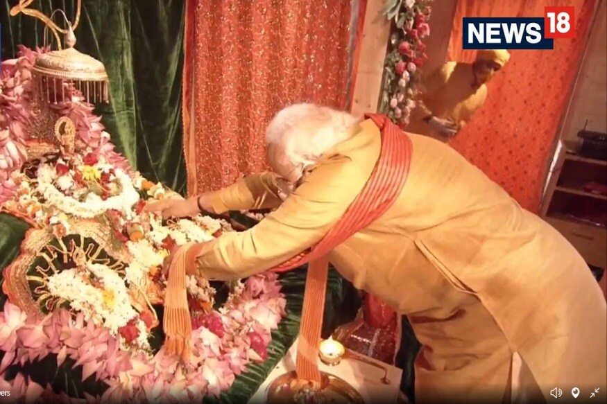 ભૂમિ પૂજન કરાવનાર પંડિત આચાર્ય દુર્ગા ગૌતમે જણાવ્યું હતું કે પ્રધાનમંત્રીને પૂજાના વિષયની જાણકારી છે. જેથી તે ઇશારાને સમજી જાય છે. મોદી ઘણા જાણકાર છે, તેમની ઘણી જાણકારી છે. જેથી હળવા ઇશારો કરવા પર સારી રીતે સમજી જાય છે. તેમણે કહ્યું કે પ્રધાનમંત્રી ઘણા લોકપ્રિય છે. રામજી માટે તેમણે ઘણું તપ કર્યું છે. તેમને મોટું સૌભાગ્ય મળ્યું છે. તે પણ ઘણા ગદગદ હતા. ભૂમિ પૂજન કરાવનાર પંડિત આચાર્ય દુર્ગા ગૌતમે જણાવ્યું હતું કે પ્રધાનમંત્રીને પૂજાના વિષયની જાણકારી છે. જેથી તે ઇશારાને સમજી જાય છે. મોદી ઘણા જાણકાર છે, તેમની ઘણી જાણકારી છે. જેથી હળવા ઇશારો કરવા પર સારી રીતે સમજી જાય છે. તેમણે કહ્યું કે પ્રધાનમંત્રી ઘણા લોકપ્રિય છે. રામજી માટે તેમણે ઘણું તપ કર્યું છે. તેમને મોટું સૌભાગ્ય મળ્યું છે. તે પણ ઘણા ગદગદ હતા.