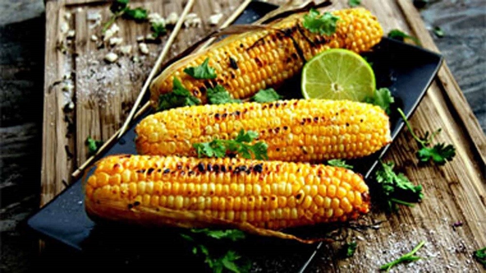 મકાઇ આંખો માટે લાભકારક છે - આમાં વિટામિન એ હોવાને કારણે આંખોની રોશની વધે છે. આની સાથે જ મકાઇમાં રહેલુ કેરેટનનોયડ પણ આંખો માટે ઉત્તમ છે. મકાઇમાંથી એન્ટી ઓક્સીડેન્ટ મળી આવે છે. આ સાથે આંખોથી જોડાયેલી ઘણી બિમારીઓ થવાનું જોખમ ઓછું થઇ જાય છે. મકાઇ આંખો માટે લાભકારક છે - આમાં વિટામિન એ હોવાને કારણે આંખોની રોશની વધે છે. આની સાથે જ મકાઇમાં રહેલુ કેરેટનનોયડ પણ આંખો માટે ઉત્તમ છે. મકાઇમાંથી એન્ટી ઓક્સીડેન્ટ મળી આવે છે. આ સાથે આંખોથી જોડાયેલી ઘણી બિમારીઓ થવાનું જોખમ ઓછું થઇ જાય છે.