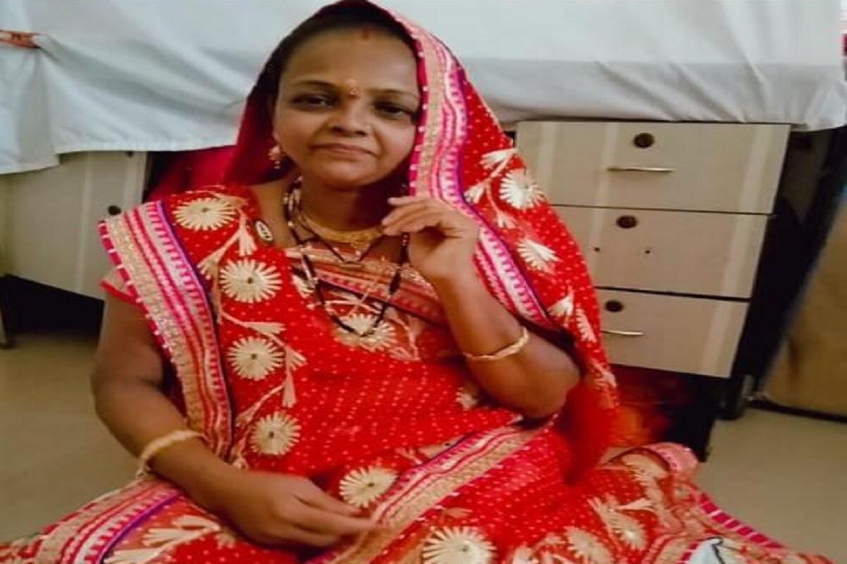 મળતી માહિતી પ્રમાણે મરનાર સોકી ઉર્ફે મીરા મૂળ કોલકાત્તાની છે અને ઘણા વર્ષોથી અમદાવાદમાં રહેતી હતી. મીરા અમદાવાદમાં આવી પ્રથમ લગ્ન રાકેશ નેપાળી સાથે કર્યા હતા. મીરા દેહવ્યાપારનો ધધો કરતી હોવાનું સામે આવ્યું હતું. અને જેના કારણે તેના ભાઈ સાજીતના છૂટાછેડા થયા હોવાથી ભાઈને ગુસ્સો હતો. મળતી માહિતી પ્રમાણે મરનાર સોકી ઉર્ફે મીરા મૂળ કોલકાત્તાની છે અને ઘણા વર્ષોથી અમદાવાદમાં રહેતી હતી. મીરા અમદાવાદમાં આવી પ્રથમ લગ્ન રાકેશ નેપાળી સાથે કર્યા હતા. મીરા દેહવ્યાપારનો ધધો કરતી હોવાનું સામે આવ્યું હતું. અને જેના કારણે તેના ભાઈ સાજીતના છૂટાછેડા થયા હોવાથી ભાઈને ગુસ્સો હતો.