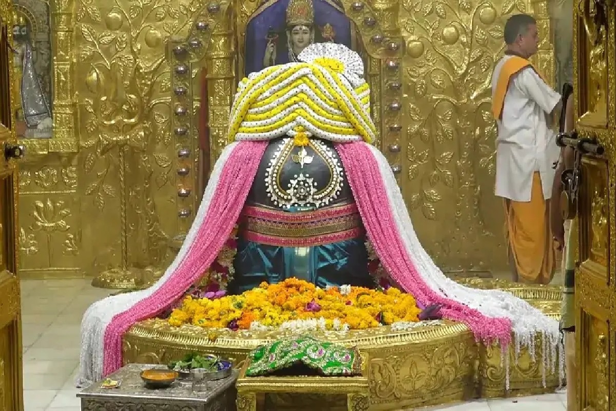 હાલ પવિત્ર શ્રાવણ માસ ચાલી રહ્યો છે. તમામ શિવભક્તો માટે શ્રાવણ માસનું અનેરું મહત્વ હોય છે. શ્રાવણ માસમાં ગુજરાતના દક્ષિણમાં આવેલ ભવ્ય સોમનાથ મંદિરમાં દર વર્ષે મોટી સંખ્યામાં શિવભક્તો પહોંચે છે. અને ભોળેનાથના દર્શન કરીને ધન્યતા મેળવે છે. પણ હાલ જો તમે કોરોના કાળમાં સોમનાથ દાદાના દર્શનથી વંચિત છો તો આ તસવીરોમાં માધ્યમથી શ્રાવણ માસમાં કરો સોમનાથ દાદાના સરસ દર્શન. હાલ પવિત્ર શ્રાવણ માસ ચાલી રહ્યો છે. તમામ શિવભક્તો માટે શ્રાવણ માસનું અનેરું મહત્વ હોય છે. શ્રાવણ માસમાં ગુજરાતના દક્ષિણમાં આવેલ ભવ્ય સોમનાથ મંદિરમાં દર વર્ષે મોટી સંખ્યામાં શિવભક્તો પહોંચે છે. અને ભોળેનાથના દર્શન કરીને ધન્યતા મેળવે છે. પણ હાલ જો તમે કોરોના કાળમાં સોમનાથ દાદાના દર્શનથી વંચિત છો તો આ તસવીરોમાં માધ્યમથી શ્રાવણ માસમાં કરો સોમનાથ દાદાના સરસ દર્શન.