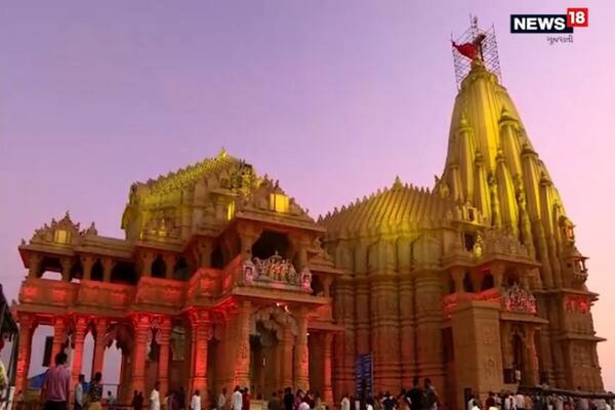 12 જ્યોતિલિંગમાંથી એક સોમનાથનું આ મંદિર ધાર્મિક ગ્રંથોમાં પણ અનોખું મહત્વ ધરાવે છે. કહેવાય છે કે અહીં ચંદ્ર દેવે શિવજીની શિવલિંગ સ્થાપ્યું હતું. ચંદ્રને દક્ષે ક્ષય થવાનો શ્રાપ આપ્યો હતો. 12 જ્યોતિલિંગમાંથી એક સોમનાથનું આ મંદિર ધાર્મિક ગ્રંથોમાં પણ અનોખું મહત્વ ધરાવે છે. કહેવાય છે કે અહીં ચંદ્ર દેવે શિવજીની શિવલિંગ સ્થાપ્યું હતું. ચંદ્રને દક્ષે ક્ષય થવાનો શ્રાપ આપ્યો હતો.