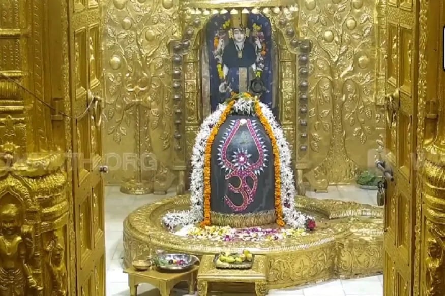 પણ શિવજી અને મહામૃત્યુજય જાપના સતત રટણથી પ્રસન્ન થઇને પ્રભુએ ચંદ્રને ક્ષયમાંથી મૃક્તિ આપી હતી. ચંદ્રનો પર્યાય થાય છે સોમ અને સોમ પરથી સોમનાથ મંદિરનું નામ પડ્યું છે. પણ શિવજી અને મહામૃત્યુજય જાપના સતત રટણથી પ્રસન્ન થઇને પ્રભુએ ચંદ્રને ક્ષયમાંથી મૃક્તિ આપી હતી. ચંદ્રનો પર્યાય થાય છે સોમ અને સોમ પરથી સોમનાથ મંદિરનું નામ પડ્યું છે.