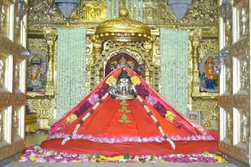 દર વર્ષે આ મંદિરમાં અનેક જાણીતી સેલેબ્રિટી દર્શન માટે આવે છે. કહેવાય છે કે સોમનાથ દાદાની કૃપા હંમેશા તેના ભક્તો પર રહે છે. અને અહીં આવનારા લોકોની મનોકામના પૂર્ણ થાય છે. શ્રાવણ મહિનામાં સામાન્ય દિવસોમાં અહીં સતત શિવભક્તોનો અવર જવર રહે છે. વળી હાલમાં ટ્રસ્ટ દ્વારા મંદિરનો વિકાસ કરવામાં આવ્યો છે. જેણે મંદિરની આભામાં વધારો કર્યો છે. દર વર્ષે આ મંદિરમાં અનેક જાણીતી સેલેબ્રિટી દર્શન માટે આવે છે. કહેવાય છે કે સોમનાથ દાદાની કૃપા હંમેશા તેના ભક્તો પર રહે છે. અને અહીં આવનારા લોકોની મનોકામના પૂર્ણ થાય છે. શ્રાવણ મહિનામાં સામાન્ય દિવસોમાં અહીં સતત શિવભક્તોનો અવર જવર રહે છે. વળી હાલમાં ટ્રસ્ટ દ્વારા મંદિરનો વિકાસ કરવામાં આવ્યો છે. જેણે મંદિરની આભામાં વધારો કર્યો છે.