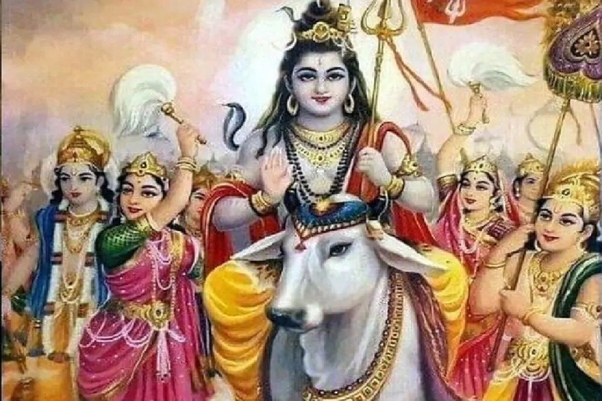 હાલ પવિત્ર શ્રાવણ માસ ચાલી રહ્યો છે. પવિત્ર શ્રાવણ માસમાં (Sawan 2020) શિવજી (Shiva, shiv khatha) પર જળાભિષેક કરવાનો ખાસ મહત્વ છે. આમ પણ અન્ય કોઇ ભગવાન કરતા શિવજી પર પાણીનો અભિષેક વધુ કરવામાં આવે છે. એટલું નહીં તમે પણ અનેક શિવમંદિરો જોયું હશે કે શિવલિંગ પર હંમેશા કળશ બાંધેલું હોય છે જેમાંથી ટીપે ટીપે સતત શિવજીના લિંગ પર જળાભિષેક કરવામાં આવતો હોય છે. અને આ દિવસ રાત ચાલુ રહે છે. હાલ પવિત્ર શ્રાવણ માસ ચાલી રહ્યો છે. પવિત્ર શ્રાવણ માસમાં (Sawan 2020) શિવજી (Shiva, shiv khatha) પર જળાભિષેક કરવાનો ખાસ મહત્વ છે. આમ પણ અન્ય કોઇ ભગવાન કરતા શિવજી પર પાણીનો અભિષેક વધુ કરવામાં આવે છે. એટલું નહીં તમે પણ અનેક શિવમંદિરો જોયું હશે કે શિવલિંગ પર હંમેશા કળશ બાંધેલું હોય છે જેમાંથી ટીપે ટીપે સતત શિવજીના લિંગ પર જળાભિષેક કરવામાં આવતો હોય છે. અને આ દિવસ રાત ચાલુ રહે છે.