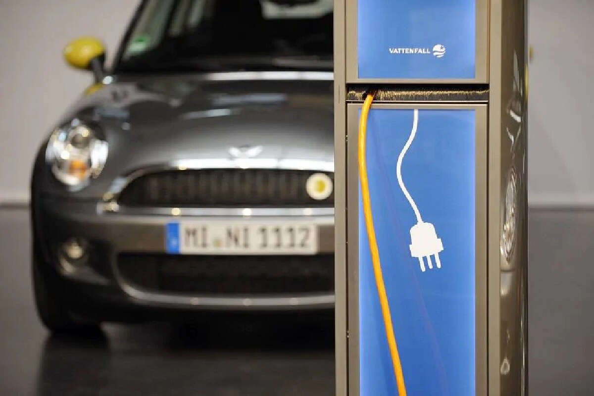 દિલ્હી સરકારે ઇલેક્ટ્રિક વ્હીકલ (Electric Vehicles) પોલિસી હેઠળ મોટી સબસડી અને છૂટની સુવિધાઓ શરૂ કરી છે. આ ઇલેક્ટ્રિક વ્હીકલ પોલીસી અંતર્ગત તમને વધુ ઇન્સેન્ટિવ મળશે. અને આ લાભ તમે ટૂ વ્હીલર અને ત્રી વ્હીલર ઇલેક્ટ્રિક વહાન પર મેળવી શકશો. આ માટે તમને 30 હજાર રૂપિયા ઇન્સેન્ટિવ તરીકે આપવામાં આવશે. આ હેઠળ કોઇ પણ કસ્ટરમર જો ફોર વ્હીલર ખરીદે છે તો તેને 1.5 લાખ રૂપિયા સુધીની સબસિડી મળશે. દિલ્હી સરકારે ઇલેક્ટ્રિક વ્હીકલ (Electric Vehicles) પોલિસી હેઠળ મોટી સબસડી અને છૂટની સુવિધાઓ શરૂ કરી છે. આ ઇલેક્ટ્રિક વ્હીકલ પોલીસી અંતર્ગત તમને વધુ ઇન્સેન્ટિવ મળશે. અને આ લાભ તમે ટૂ વ્હીલર અને ત્રી વ્હીલર ઇલેક્ટ્રિક વહાન પર મેળવી શકશો. આ માટે તમને 30 હજાર રૂપિયા ઇન્સેન્ટિવ તરીકે આપવામાં આવશે. આ હેઠળ કોઇ પણ કસ્ટરમર જો ફોર વ્હીલર ખરીદે છે તો તેને 1.5 લાખ રૂપિયા સુધીની સબસિડી મળશે.