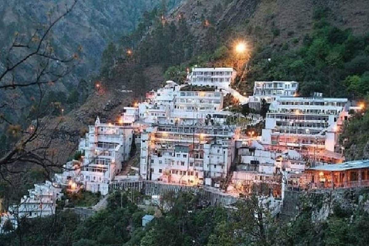 જમ્મુ કાશ્મીર (Jammu Kashmir)ના ત્રિકુટા પર્વતો પર આવેલ માતા વૈષ્ણો દેવી મંદિર (Shri Mata Vaishno Devi Yatra)ના દ્વાર શ્રદ્ધાળુઓ માટે ફરીથી ખોલવામાં આવ્યા છે. કોરોના વાયરસના કારણે લગભગ 5 મહિનાથી મંદિર બંધ રહ્યું હતું. જે પછી રવિવાર સવારથી માતાના મંદિરો સમેત ધાર્મિક સ્થળો ખોલવામાં આવ્યા હતા. પણ કોરોના વાયરસના કારણે 5 મહિના પછી ખોલવામાં આવેલા આ મંદિરમાં ધણું બધું બદલાઇ ગયું છે. પહેલાની જેમ ના તો હવે પંડિતજી ગુફાની અંદર તિલક લગાવે છે ના જ હજી આસપાસની દુકાનો ખુલી છે. જમ્મુ કાશ્મીર (Jammu Kashmir)ના ત્રિકુટા પર્વતો પર આવેલ માતા વૈષ્ણો દેવી મંદિર (Shri Mata Vaishno Devi Yatra)ના દ્વાર શ્રદ્ધાળુઓ માટે ફરીથી ખોલવામાં આવ્યા છે. કોરોના વાયરસના કારણે લગભગ 5 મહિનાથી મંદિર બંધ રહ્યું હતું. જે પછી રવિવાર સવારથી માતાના મંદિરો સમેત ધાર્મિક સ્થળો ખોલવામાં આવ્યા હતા. પણ કોરોના વાયરસના કારણે 5 મહિના પછી ખોલવામાં આવેલા આ મંદિરમાં ધણું બધું બદલાઇ ગયું છે. પહેલાની જેમ ના તો હવે પંડિતજી ગુફાની અંદર તિલક લગાવે છે ના જ હજી આસપાસની દુકાનો ખુલી છે.