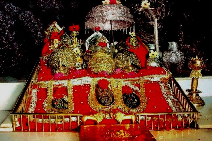 આ સમયે કોરોનાના ખતરાના કારણે મંદિર પરિસરમાં તમામ પ્રસાદની દુકાનો પણ બંધ રાખવામાં આવી છે. શ્રી માતા વૈષ્ણો દેવી શ્રાઇન બોર્ડના મુખ્ય કાર્યકારી અધિકારી રમેશ કુમારે જણાવ્યું કે કોરોના વાયરસના ફેલાવાને રોકવા માટે કરીને 18 મેથી સાવચેતીના પગલાં રૂપ વૈષ્ણોદેવીની યાત્રા રોકવામાં આવી હતી આ સમયે કોરોનાના ખતરાના કારણે મંદિર પરિસરમાં તમામ પ્રસાદની દુકાનો પણ બંધ રાખવામાં આવી છે. શ્રી માતા વૈષ્ણો દેવી શ્રાઇન બોર્ડના મુખ્ય કાર્યકારી અધિકારી રમેશ કુમારે જણાવ્યું કે કોરોના વાયરસના ફેલાવાને રોકવા માટે કરીને 18 મેથી સાવચેતીના પગલાં રૂપ વૈષ્ણોદેવીની યાત્રા રોકવામાં આવી હતી