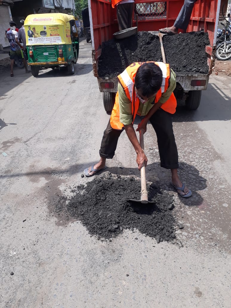 પ્રજામાં ઉભા થયેલા રોષ અને આગામી સ્થાનિક સ્વરાજ ચૂંટણીમના પગલે સત્તાધીશો સફાળા જાગ્યા છે. શહેરમાં વરસાદ રહેતાની સાથે સાત ઝોનમા પેચ વર્ક કરવામાં કામગીરી શરૂ કરાઇ છે. પ્રજામાં ઉભા થયેલા રોષ અને આગામી સ્થાનિક સ્વરાજ ચૂંટણીમના પગલે સત્તાધીશો સફાળા જાગ્યા છે. શહેરમાં વરસાદ રહેતાની સાથે સાત ઝોનમા પેચ વર્ક કરવામાં કામગીરી શરૂ કરાઇ છે.