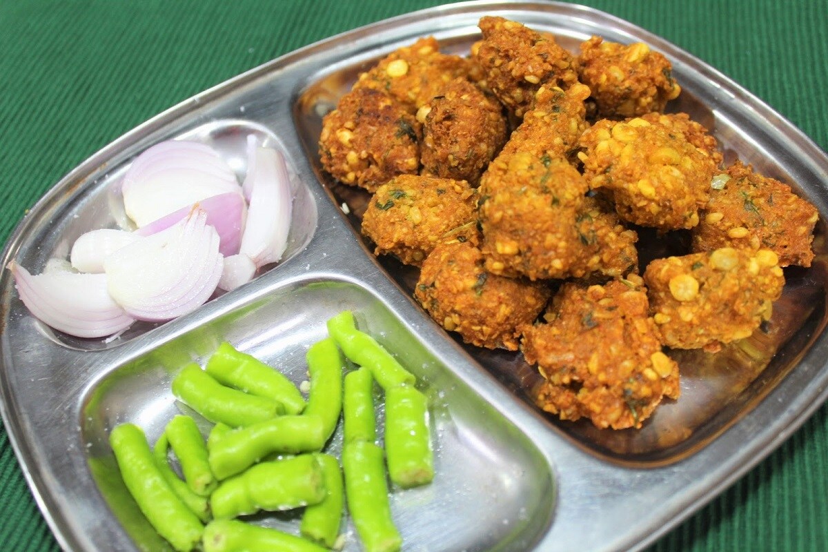 વરસાદી માહોલ જામે એટલે ગરમાગરમ દાળવડા પહેલા યાદ આવે. તો ચાલો અમે તમારા માટે આજે દાળવડા બનાવાની રેસિપી લઇ આવ્યા છીએ. વરસાદ સાથે આપણે મોટાભાગે કંઇક તીખુ અને સ્વાદિષ્ટ ખાવાનું પસંદ કરીએ છીએ. તો આજે અમે તમને ચણા દાળના વડા બનાવતા શીખવાડશું જે ખાવામાં ખુબ જ સ્વાદિષ્ટ લાગે છે. આવો જાણીએ તેને બનાવવાની રીત. વરસાદી માહોલ જામે એટલે ગરમાગરમ દાળવડા પહેલા યાદ આવે. તો ચાલો અમે તમારા માટે આજે દાળવડા બનાવાની રેસિપી લઇ આવ્યા છીએ. વરસાદ સાથે આપણે મોટાભાગે કંઇક તીખુ અને સ્વાદિષ્ટ ખાવાનું પસંદ કરીએ છીએ. તો આજે અમે તમને ચણા દાળના વડા બનાવતા શીખવાડશું જે ખાવામાં ખુબ જ સ્વાદિષ્ટ લાગે છે. આવો જાણીએ તેને બનાવવાની રીત.