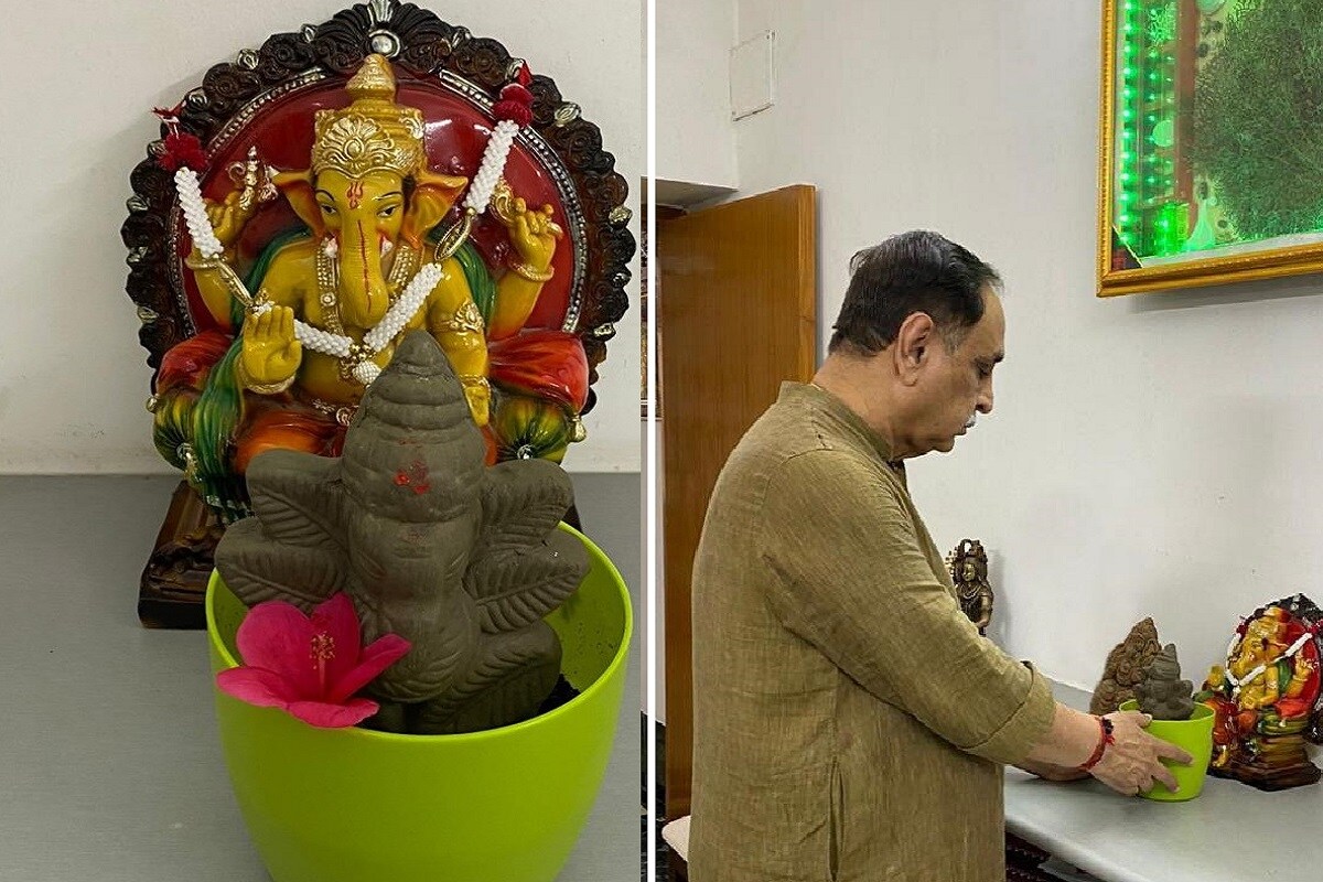 હિતેન્દ્ર બારોટ, ગાંધીનગર : કોરોના મહામારીની આફત વચ્ચે વિધ્નહર્તા દેવની નાના મોટા સૌ હરિભક્તો સ્થાપના કરતા હોય છે. ત્યારે રાજયના મુખ્યપ્રધાન વિજય રૂપાણીએ ગણેશ ચતૃથી નિમિતે તેમના સત્તાવાર નિવાસસ્થાને પર્યાવરણ પ્રિય ગણેશ સ્થાપનનો નવતર અભિગમ અપનાવ્યો છે. ગણેશ ચતૃથીના આ ઉત્સવની સમગ્ર ગુજરાતમાં ઉમંગ ઉલ્લાસથી સૌ મનાવે છે. ખાસ કરીને વડોદરા, સુરત, વલસાડ વગેરે સ્થળોએ ધામધુમપૂર્વક વિઘ્નહર્તા ગણેશજીનો ઉત્સવ મોટાપાયે ઉજવાય છે. હિતેન્દ્ર બારોટ, ગાંધીનગર : કોરોના મહામારીની આફત વચ્ચે વિધ્નહર્તા દેવની નાના મોટા સૌ હરિભક્તો સ્થાપના કરતા હોય છે. ત્યારે રાજયના મુખ્યપ્રધાન વિજય રૂપાણીએ ગણેશ ચતૃથી નિમિતે તેમના સત્તાવાર નિવાસસ્થાને પર્યાવરણ પ્રિય ગણેશ સ્થાપનનો નવતર અભિગમ અપનાવ્યો છે. ગણેશ ચતૃથીના આ ઉત્સવની સમગ્ર ગુજરાતમાં ઉમંગ ઉલ્લાસથી સૌ મનાવે છે. ખાસ કરીને વડોદરા, સુરત, વલસાડ વગેરે સ્થળોએ ધામધુમપૂર્વક વિઘ્નહર્તા ગણેશજીનો ઉત્સવ મોટાપાયે ઉજવાય છે.