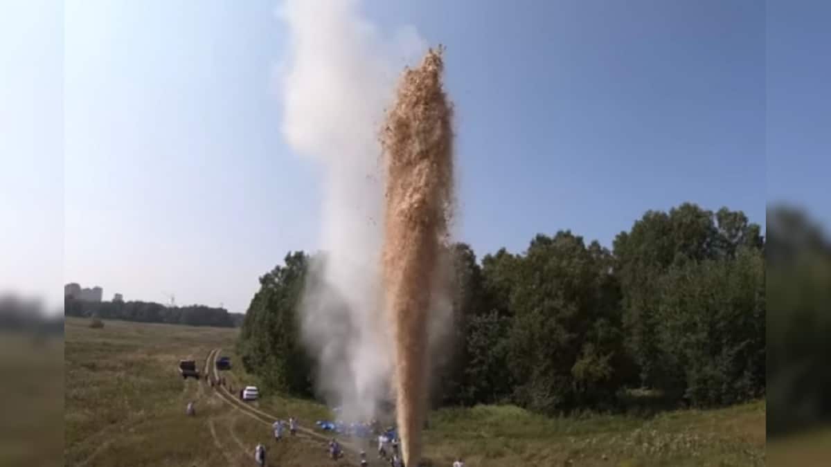 Youtuber Mixing baking soda In 10 Thousand Litres Of CocaCola See