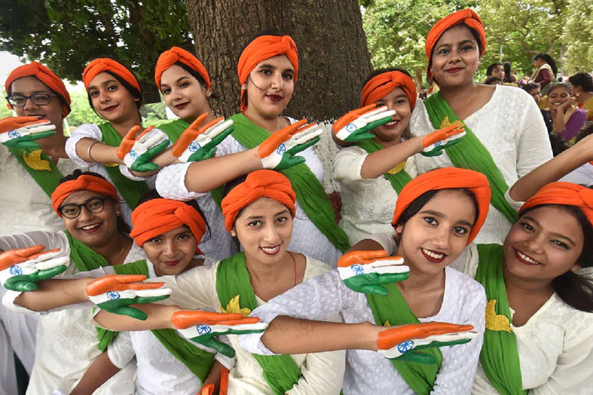  15મી ઑગસ્ટે દેશ પોતાની આઝાદીની 74મી વર્ષગાંઠ મનાવશે. આખા દેશમાં ઉજવણીનો માહોલ હશે. આ પ્રસંગે આખા દેશમાં કાર્યક્રમ યોજાશે. 15મી ઑગસ્ટ એ ભારત જ નહીં અન્ય 5 દેશ પણ એવા છે જે પોતાની આઝાદીની ઉજવણી કરે છે. ભારતની જેમ 5 દેશનો આઝાદી દિવસ 15 ઑગસ્ટ છે. ભારત સાથે દક્ષિણ કોરિયા, નોર્થ કોરિયા, કોંગો, બહરિન અને લિકટેંસ્ટીનને 15 ઑગસ્ટે આઝાદી મળી હતી.