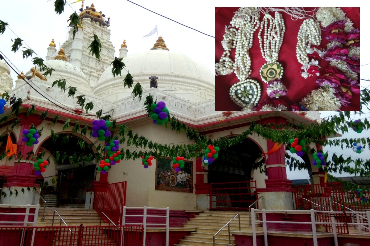 સંજય ટાંક ડાકોર, ભગવાન શ્રી કૃષ્ણ જન્મોત્સવ ની ઉજવણી દેશ દુનિયામાં થઈ રહી છે ત્યારે ખેડા જિલ્લામાં આવેલ સુપ્રસિદ્ધ યાત્રાધામ ડાકોરમાં પણ રણછોડરાયજી મંદિર માં ઊજવણીનો અદભૂત નજારો જોવા મળ્યો છે. ભગવાનના શૃંગાર માટે કેવડાના ફૂલો માંથી તૈયાર કરાયેલ મુગટ માળા અને મુગટની કલગી એ ભારે આકર્ષણ જમાવ્યું છે. સંજય ટાંક ડાકોર, ભગવાન શ્રી કૃષ્ણ જન્મોત્સવ ની ઉજવણી દેશ દુનિયામાં થઈ રહી છે ત્યારે ખેડા જિલ્લામાં આવેલ સુપ્રસિદ્ધ યાત્રાધામ ડાકોરમાં પણ રણછોડરાયજી મંદિર માં ઊજવણીનો અદભૂત નજારો જોવા મળ્યો છે. ભગવાનના શૃંગાર માટે કેવડાના ફૂલો માંથી તૈયાર કરાયેલ મુગટ માળા અને મુગટની કલગી એ ભારે આકર્ષણ જમાવ્યું છે.