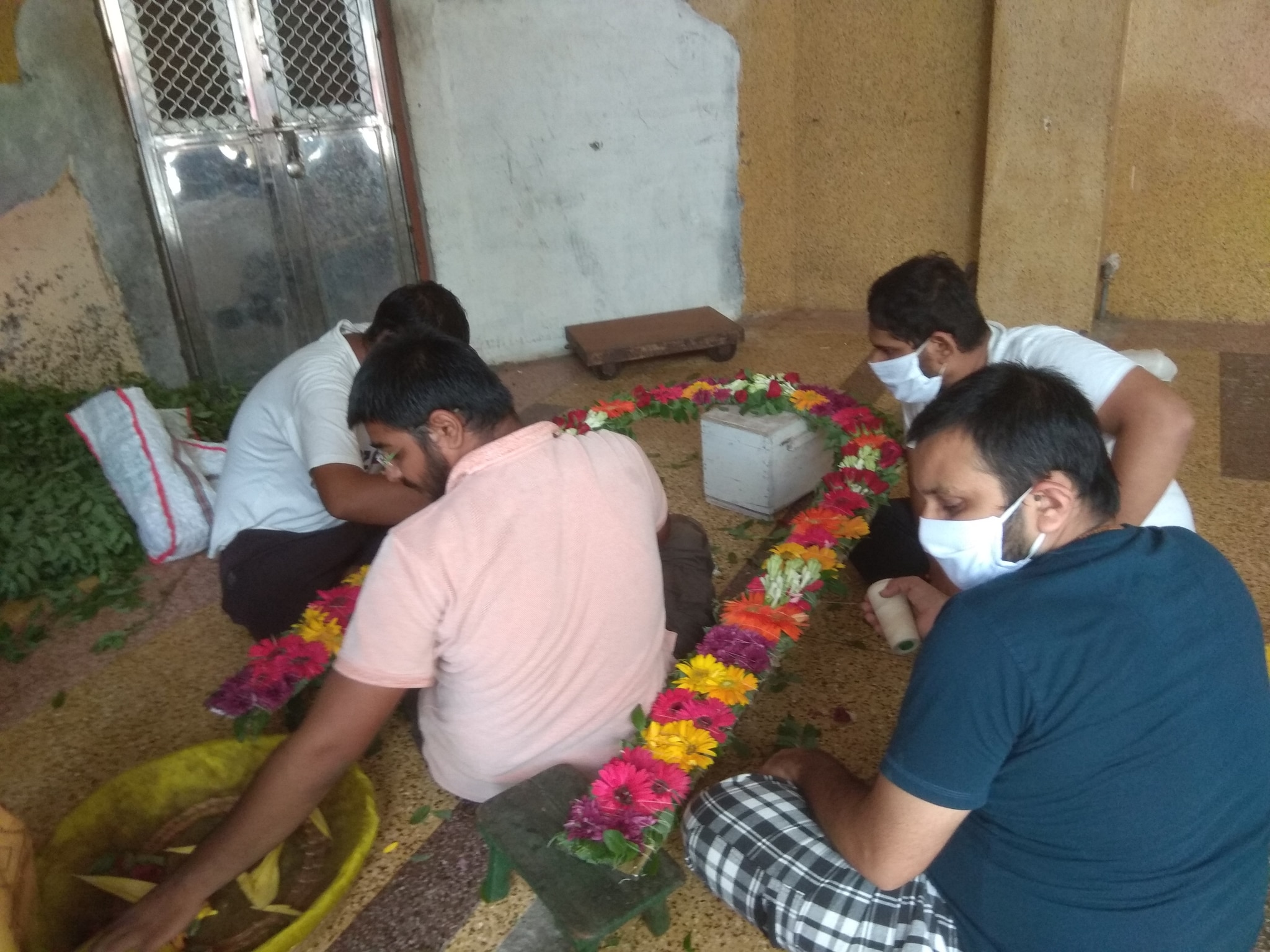 ત્યારે ભગવાન શ્રી કૃષ્ણ ના જન્મોત્સવ પહેલા જે ફુલોનો શૃંગાર કરાશે. કેવડાના ફુલોમાંથી તૈયાર કરાયેલા મુગટ, તેના પરની મોર કલગી, ફૂલોની માળા અને શૃંગાર માટે ફૂલોની પ્રભાવલી તૈયાર કરાઈ છે. જેની અદ્ભૂત તસવીરો જોવા મળી રહી છે. ભક્તો પણ ન્યુઝ 18 ગુજરાતી ન્યુઝ ચેનલના માધ્યમથી શૃંગાર ના આ દ્રશ્યો નિહાળી રહ્યા છે. ત્યારે ભગવાન શ્રી કૃષ્ણ ના જન્મોત્સવ પહેલા જે ફુલોનો શૃંગાર કરાશે. કેવડાના ફુલોમાંથી તૈયાર કરાયેલા મુગટ, તેના પરની મોર કલગી, ફૂલોની માળા અને શૃંગાર માટે ફૂલોની પ્રભાવલી તૈયાર કરાઈ છે. જેની અદ્ભૂત તસવીરો જોવા મળી રહી છે. ભક્તો પણ ન્યુઝ 18 ગુજરાતી ન્યુઝ ચેનલના માધ્યમથી શૃંગાર ના આ દ્રશ્યો નિહાળી રહ્યા છે.