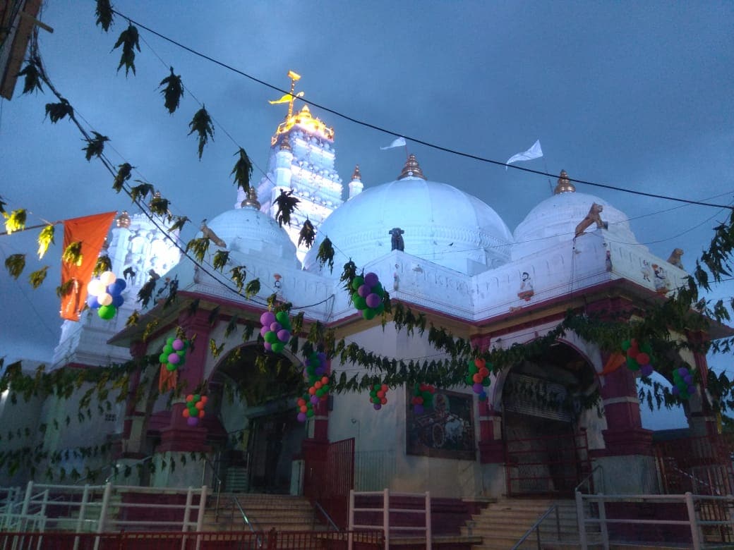 ડાકોર મંદિરના પરિસરને નિત્ય ક્રમ મુજબ ભવ્ય રીતે શણગારવામાં આવ્યું છે. મંદિરમાં ફક્તો ભક્તોને પ્રવેશ નહીં મળે બાકી ઉજવણી રાબેતા મુજબ કરવામાં આવીશે. ડાકોર મંદિરના પરિસરને નિત્ય ક્રમ મુજબ ભવ્ય રીતે શણગારવામાં આવ્યું છે. મંદિરમાં ફક્તો ભક્તોને પ્રવેશ નહીં મળે બાકી ઉજવણી રાબેતા મુજબ કરવામાં આવીશે.