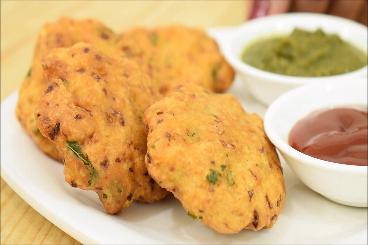 પીસાય જાય એટલે દાળવડાના ખીરાને 1 કલાક માટે મૂકી દો. પછી એમાં સ્વાદાનુસાર મીઠું ઉમેરીને એક વાર બરાબર મિક્સ કરી દો. પછી તળવા માટે ગેસ પર એક કડાઇમાં તેલ ગરમ કરવા મૂકો. પછી દાળવડા તળી લો અને દાળવડા તળતી વખતે એને હલાવતા રહો જેથી બધી બાજુથી સરખી રીતે તળાય જાય. થોડા ક્રિસ્પી તળાય તો ખાવામાં સારા લાગે. તળાઇ જાય એટલે એને ડુંગળી અને તળેલા લીલા મરચાં સાથે સર્વ કરો. તો તૈયાર છે ગરમા ગરમ દાળવડા. આને તમે ગરમાગરમ ચા સાથે પણ ખાઇ શકો છો. પીસાય જાય એટલે દાળવડાના ખીરાને 1 કલાક માટે મૂકી દો. પછી એમાં સ્વાદાનુસાર મીઠું ઉમેરીને એક વાર બરાબર મિક્સ કરી દો. પછી તળવા માટે ગેસ પર એક કડાઇમાં તેલ ગરમ કરવા મૂકો. પછી દાળવડા તળી લો અને દાળવડા તળતી વખતે એને હલાવતા રહો જેથી બધી બાજુથી સરખી રીતે તળાય જાય. થોડા ક્રિસ્પી તળાય તો ખાવામાં સારા લાગે. તળાઇ જાય એટલે એને ડુંગળી અને તળેલા લીલા મરચાં સાથે સર્વ કરો. તો તૈયાર છે ગરમા ગરમ દાળવડા. આને તમે ગરમાગરમ ચા સાથે પણ ખાઇ શકો છો.