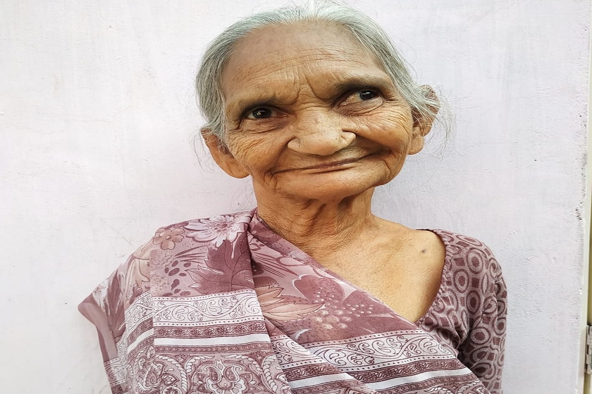 મળતી માહિતી પ્રમાણે ગામમાં રહેતા એક જ પરિવારના 3 લોકોની પડોશમાં રહેતા 35 વર્ષના અપરણિત યુવકે હત્યા કરી અને ત્યાંથી ભાગી રહ્યો હતો. ગામમાં અન્ય 2 મહિલાઓ ઉપર પણ તેને હુમલો કરવાની કોશિશ કરી પરંતુ એક વ્યક્તિએ તેને પકડી પોલીસને સોંપી દીધો હતો. (જસીબેનની તસવીર ) મળતી માહિતી પ્રમાણે ગામમાં રહેતા એક જ પરિવારના 3 લોકોની પડોશમાં રહેતા 35 વર્ષના અપરણિત યુવકે હત્યા કરી અને ત્યાંથી ભાગી રહ્યો હતો. ગામમાં અન્ય 2 મહિલાઓ ઉપર પણ તેને હુમલો કરવાની કોશિશ કરી પરંતુ એક વ્યક્તિએ તેને પકડી પોલીસને સોંપી દીધો હતો. (જસીબેનની તસવીર )