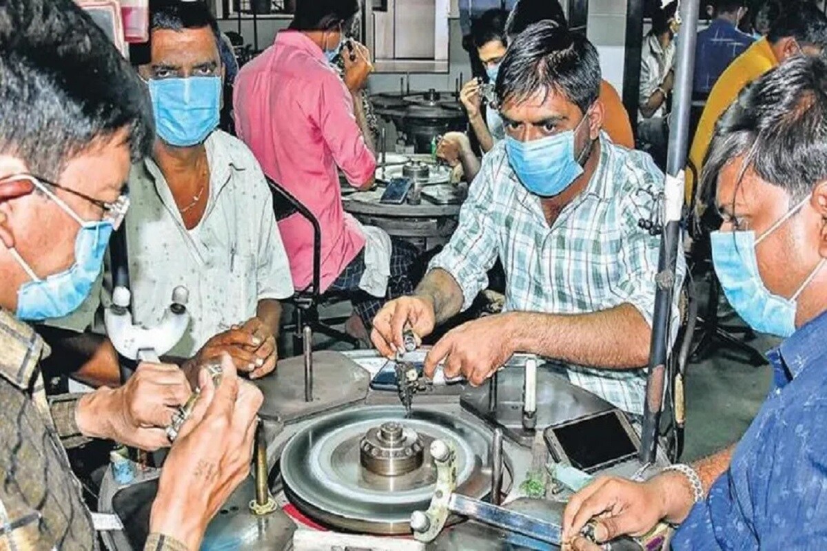 છેલ્લા સાત મહિના જેટલો સમય થઇ ગયા હોવા છતાં ધંધા-વેપાર મુંબઈમાં સંપૂર્ણ રીતે પૂર્વવત ન થતાં ત્યાંના ડાયમંડ બુર્સના વેપારીઓએ સુરત માં શિફ્ટિંગ કરવાનું શરૂ કર્યું છે. જેને લઇ સુરતમાં રોજગારીની નવી તકો ઊભી થવાની સાથે રિયલ એસ્ટેટ સહિતના ક્ષેત્રોને વેપારનો નવો આશાવાદ સેવાઈ રહ્યો છે. પ્રતિકાત્મક તસવીર છેલ્લા સાત મહિના જેટલો સમય થઇ ગયા હોવા છતાં ધંધા-વેપાર મુંબઈમાં સંપૂર્ણ રીતે પૂર્વવત ન થતાં ત્યાંના ડાયમંડ બુર્સના વેપારીઓએ સુરત માં શિફ્ટિંગ કરવાનું શરૂ કર્યું છે. જેને લઇ સુરતમાં રોજગારીની નવી તકો ઊભી થવાની સાથે રિયલ એસ્ટેટ સહિતના ક્ષેત્રોને વેપારનો નવો આશાવાદ સેવાઈ રહ્યો છે. પ્રતિકાત્મક તસવીર