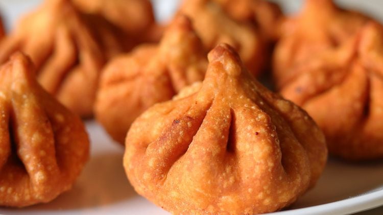 રીત : સૂકા કોપરાની પાછળનો બ્રાઉન ભાગ કાઢી લઈ ફક્ત સફેદ ભાગને બારીક છીણી લેવો. હવે એક વાસણમાં ધીમા તાપ પર આ કોપરાના છીણને શેકી તેમાં ખસખસ, સૂકી દ્રાક્ષ, એલચીના દાણાનો પાઉડર, કાજુના અધકચરો કે મોટો ભૂકો, દળેલી સાકર નાખી સરખું મિક્સ કરવું અને પૂરણ તૈયાર કરી લેવું. રીત : સૂકા કોપરાની પાછળનો બ્રાઉન ભાગ કાઢી લઈ ફક્ત સફેદ ભાગને બારીક છીણી લેવો. હવે એક વાસણમાં ધીમા તાપ પર આ કોપરાના છીણને શેકી તેમાં ખસખસ, સૂકી દ્રાક્ષ, એલચીના દાણાનો પાઉડર, કાજુના અધકચરો કે મોટો ભૂકો, દળેલી સાકર નાખી સરખું મિક્સ કરવું અને પૂરણ તૈયાર કરી લેવું.