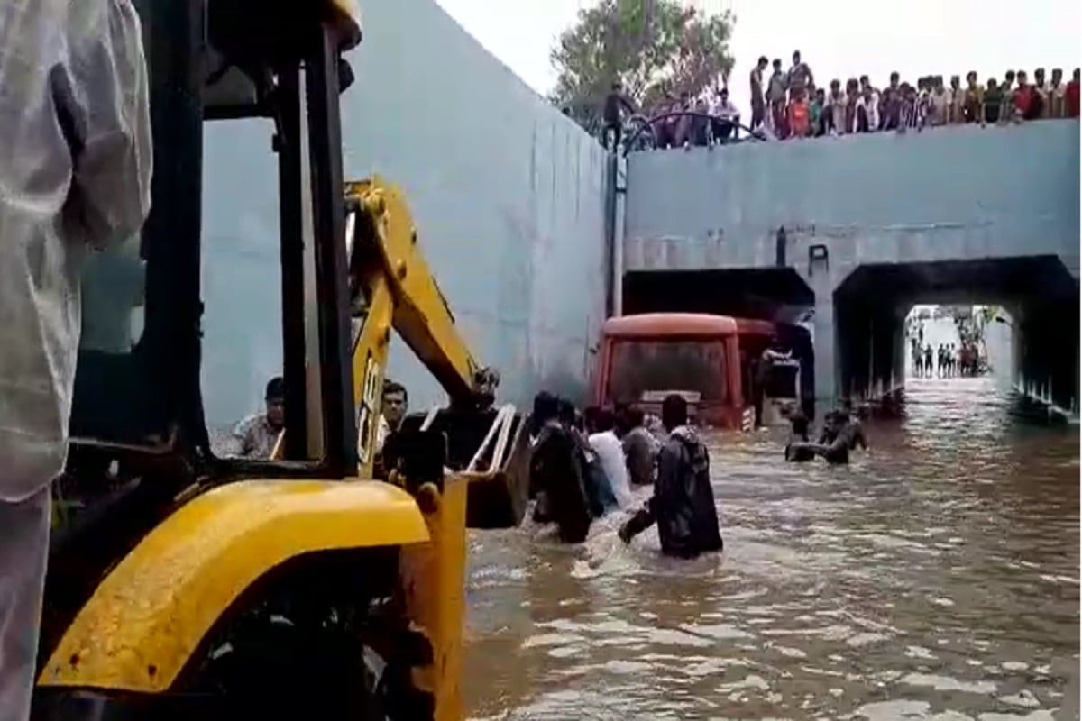 જ્યારે JCBની મદદથી બસને પાણીની બહાર કાઢવામાં આવી હતી. ગળાડૂબ પાણીમાં મુસાફરો માથા પર સામાન લઈને બહાર નીકળ્યા હતા. જ્યારે JCBની મદદથી બસને પાણીની બહાર કાઢવામાં આવી હતી. ગળાડૂબ પાણીમાં મુસાફરો માથા પર સામાન લઈને બહાર નીકળ્યા હતા.