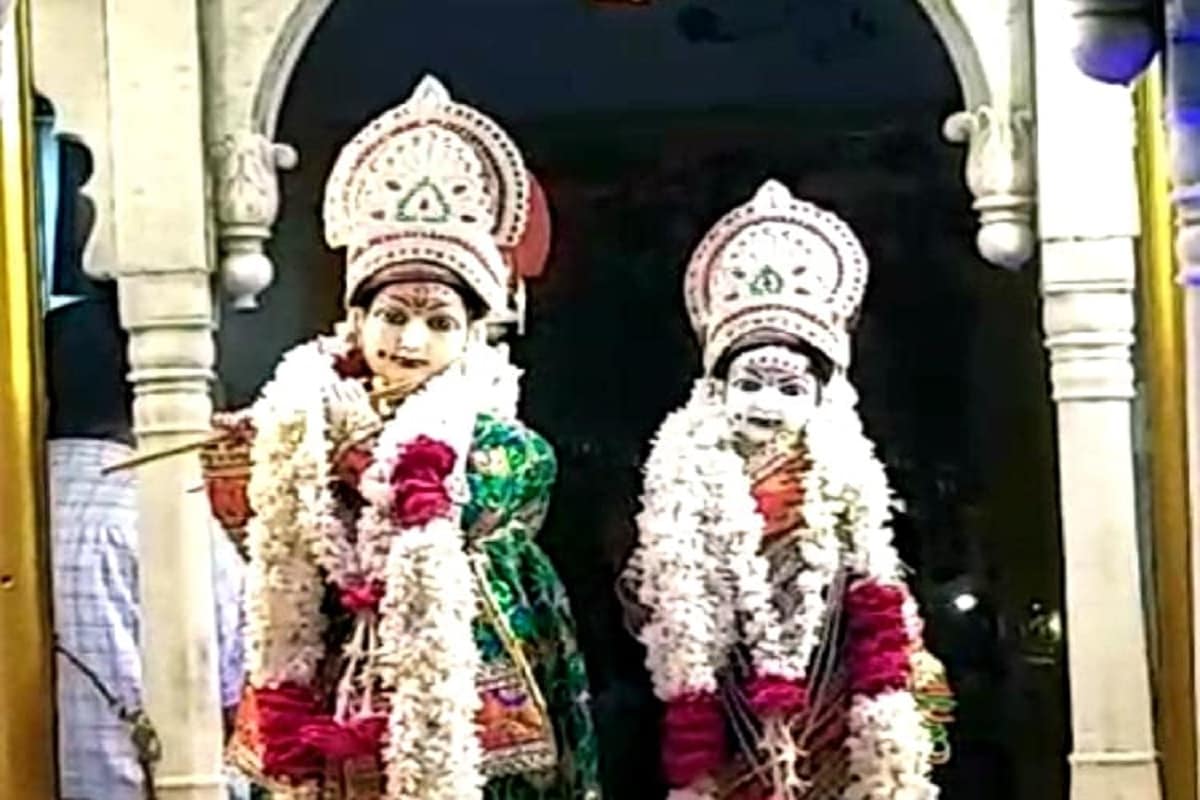 ગ્વાલિયરના ફૂલબાગમાં સ્થિત આ મંદિરનું નામ ગોપાલ મંદિર (Gopal temple) છે. આ મંદિરની જ્વેલરીને દર વર્ષે જિલ્લા કોષાલયથી કડક સુરક્ષા વચ્ચે મંદિરમાં લાવવામાં આવે છે. જ્વેલરીના લિસ્ટિંગ બાદ તેમનું વજન કરવામાં આવે છે. ત્યારબાદ ગંગાજલથી ધોયા બાદ ભગવાનને પહેરાવવામાં આવે છે. સુરક્ષા માટે જન્માષ્ટમીના દિવસે અંહી 200થી વધારે પોલીસ જવાનો તૈનાત કરવામાં આવે છે. ગ્વાલિયરના ફૂલબાગમાં સ્થિત આ મંદિરનું નામ ગોપાલ મંદિર (Gopal temple) છે. આ મંદિરની જ્વેલરીને દર વર્ષે જિલ્લા કોષાલયથી કડક સુરક્ષા વચ્ચે મંદિરમાં લાવવામાં આવે છે. જ્વેલરીના લિસ્ટિંગ બાદ તેમનું વજન કરવામાં આવે છે. ત્યારબાદ ગંગાજલથી ધોયા બાદ ભગવાનને પહેરાવવામાં આવે છે. સુરક્ષા માટે જન્માષ્ટમીના દિવસે અંહી 200થી વધારે પોલીસ જવાનો તૈનાત કરવામાં આવે છે.