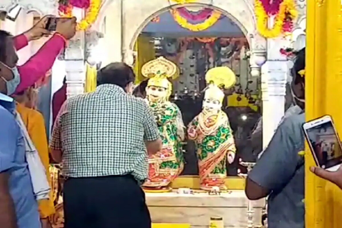 નિગમાયુક્ત સંદીપ માકિનના જણાવ્યા પ્રમાણે બેન્કના લોકરથી ભગવાનના ઘરેણાં કાઢીને તેમનો શ્રૃંગાર કરવામાં આવે છે. ઘરેણાંની સુરક્ષા માટે પોલીસ જવાનો તૈનાત રહેશે. સાથે જ સીસીટીવી કેમેરા (CCTV)ની બાજ નજર રહશે. નિગમાયુક્ત સંદીપ માકિનના જણાવ્યા પ્રમાણે બેન્કના લોકરથી ભગવાનના ઘરેણાં કાઢીને તેમનો શ્રૃંગાર કરવામાં આવે છે. ઘરેણાંની સુરક્ષા માટે પોલીસ જવાનો તૈનાત રહેશે. સાથે જ સીસીટીવી કેમેરા (CCTV)ની બાજ નજર રહશે.