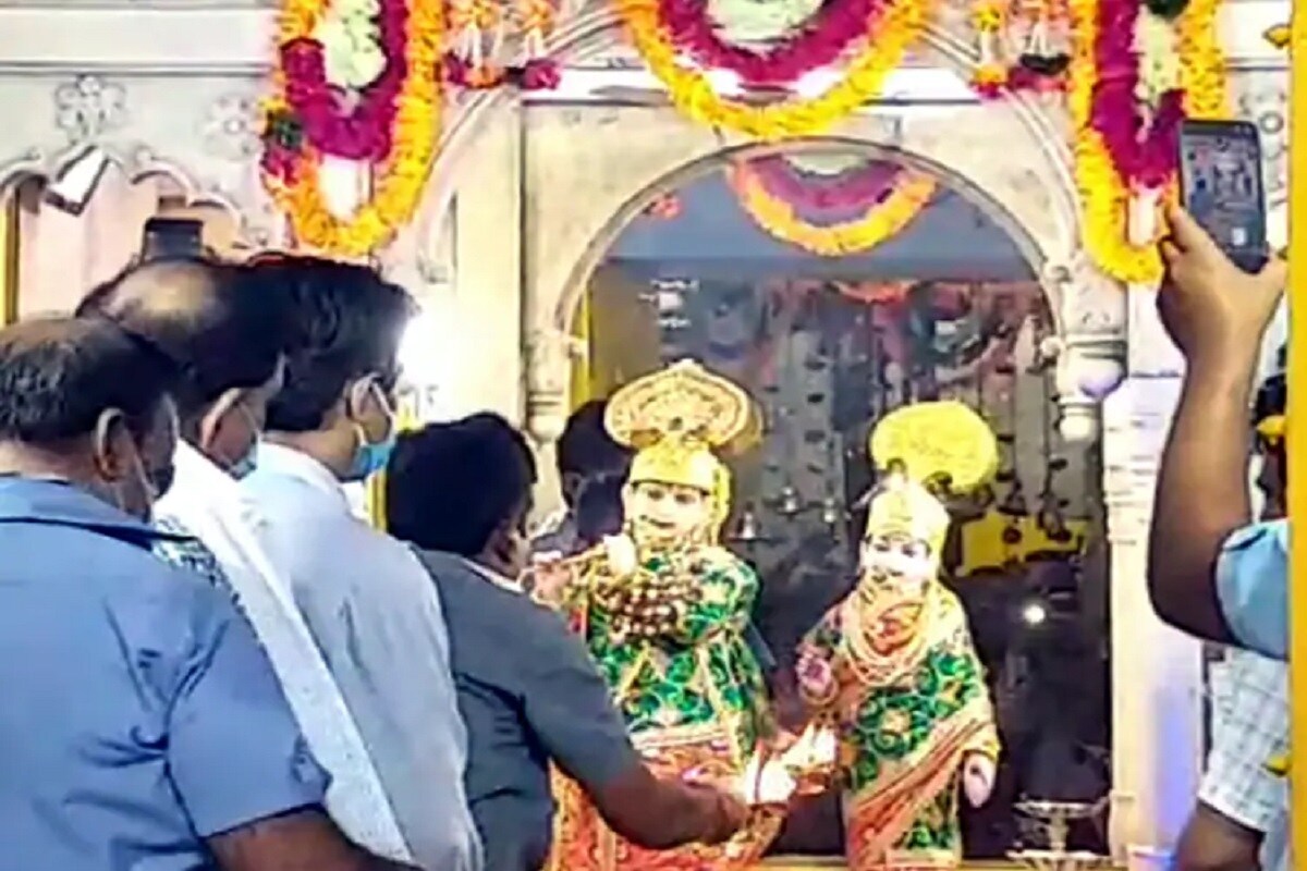 કૃષ્ણ જન્મ બાદ રાત્રે 12 વાગ્યે આ ઝવેરાતોને ટ્રેઝરી ખોલાવીને તેમાં રાખવામાં આવશે. બીજા દિવસે સવારે તેને ફરીથી બેન્કના લોકરમાં રાખવામાં આવશે. (તમામ તસવીરો આજ તક) કૃષ્ણ જન્મ બાદ રાત્રે 12 વાગ્યે આ ઝવેરાતોને ટ્રેઝરી ખોલાવીને તેમાં રાખવામાં આવશે. બીજા દિવસે સવારે તેને ફરીથી બેન્કના લોકરમાં રાખવામાં આવશે. (તમામ તસવીરો આજ તક)