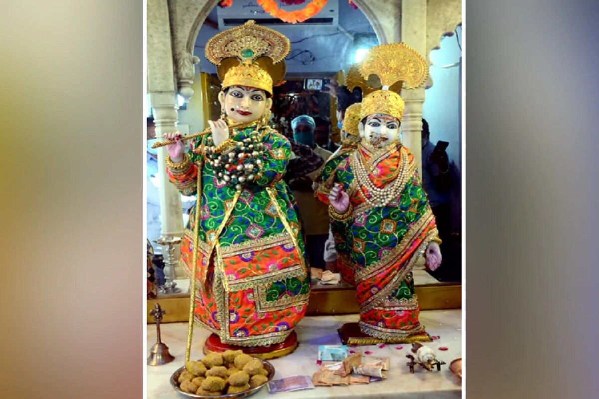 સિંધિયા રિયાસત દ્વારા બનાવડામાં આવેલા આ મંદિરમાં રાધા-કૃષ્ણની પ્રતિમાઓ માટે બહુમૂલ્ય રત્નોથી જડિત સોનાના ઝવેરાત છે. એન્ટીક હોવાના કારણએ બજારમાં તેનું મૂલ્ય કરોડોથી વધું આંકવામાં આવે છે. ભગવાન રાધા-કૃષ્ણના ઘરેણાંમાં અનેક પ્રકારના બેશકિંમતી રત્નો ઝડેલા છે. સિંધિયા રિયાસત દ્વારા બનાવડામાં આવેલા આ મંદિરમાં રાધા-કૃષ્ણની પ્રતિમાઓ માટે બહુમૂલ્ય રત્નોથી જડિત સોનાના ઝવેરાત છે. એન્ટીક હોવાના કારણએ બજારમાં તેનું મૂલ્ય કરોડોથી વધું આંકવામાં આવે છે. ભગવાન રાધા-કૃષ્ણના ઘરેણાંમાં અનેક પ્રકારના બેશકિંમતી રત્નો ઝડેલા છે.