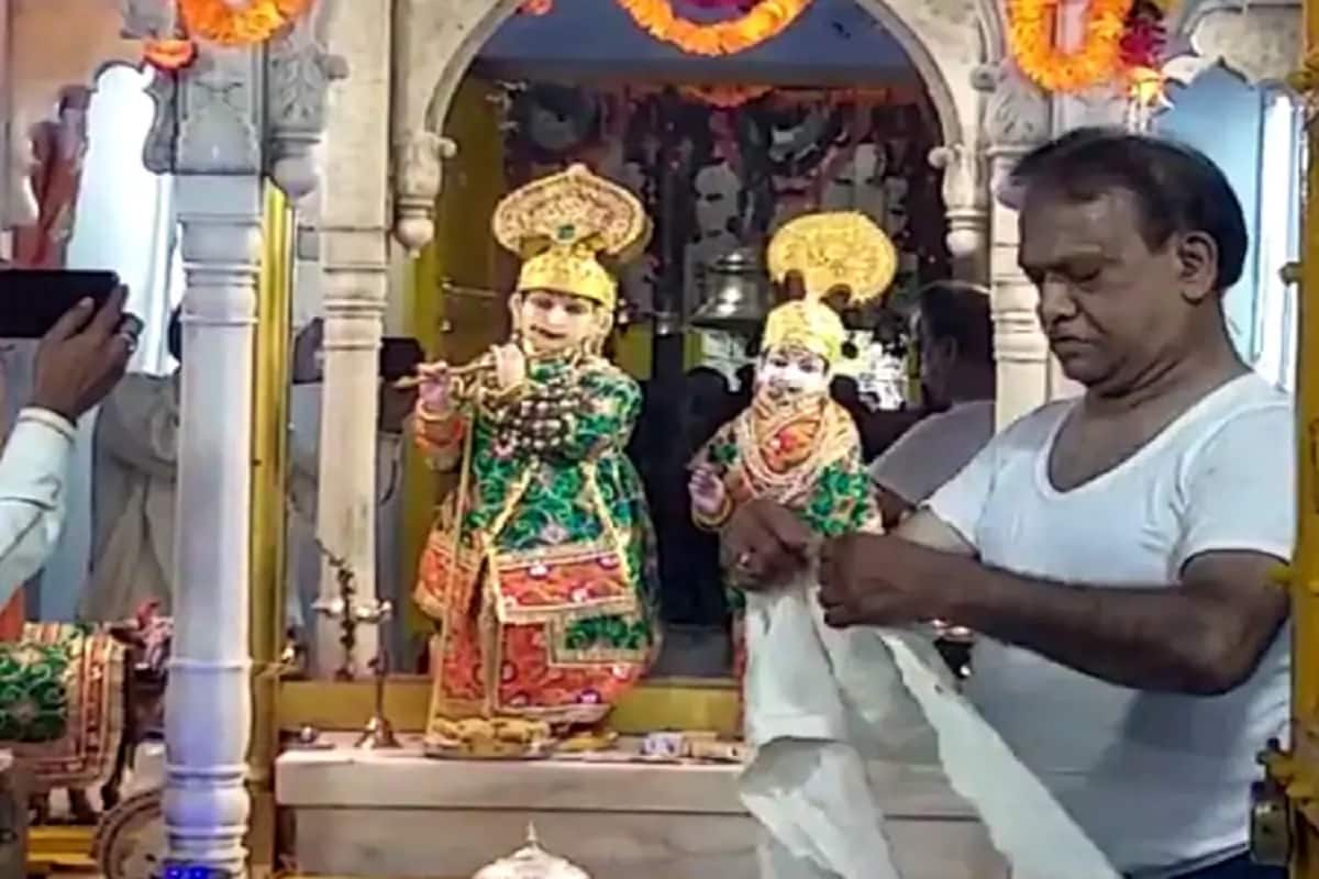 ભગવાનના ઝવેરાતોમાં રાધાકૃષ્મના સફેદ મોતી વાળો પંચગઢી હાર, સાત લડી હાર જેમાં 62 અસલી મોતી અને 55 પન્ના લાગેલા છે. કૃષ્ણ ભગવાનને સોનાના તોડા અને સોનાનો મુકુટ, રાધાજીને એતિહાસિક મુકુટ જેમાં પુખરાજ અને માણિક જડેલા હોવા સાથે પન્ના પણ લાગેલા છે. આ મુકૂટ લગભગ ત્રણ કિલો વજનનો છે. ભગવાનના ઝવેરાતોમાં રાધાકૃષ્મના સફેદ મોતી વાળો પંચગઢી હાર, સાત લડી હાર જેમાં 62 અસલી મોતી અને 55 પન્ના લાગેલા છે. કૃષ્ણ ભગવાનને સોનાના તોડા અને સોનાનો મુકુટ, રાધાજીને એતિહાસિક મુકુટ જેમાં પુખરાજ અને માણિક જડેલા હોવા સાથે પન્ના પણ લાગેલા છે. આ મુકૂટ લગભગ ત્રણ કિલો વજનનો છે.