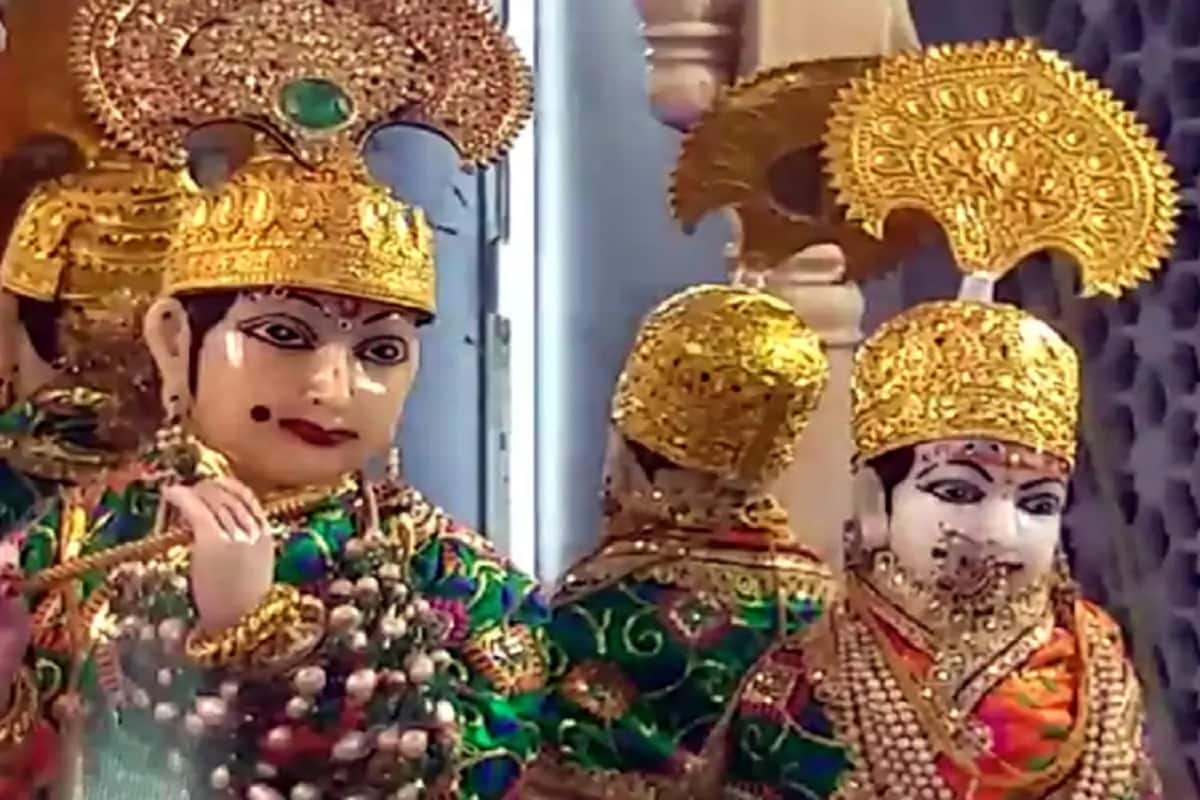 મંદિરના ઈતિહાસમાં પહેલીવાર કોરોના સંકટના પગલે આ મંદિરની અંદર શ્રદ્ધાળુઓને પ્રવેશ આપવામાં નહીં આવે. શ્રૃંગાર બાદ ફેસબુક લાઈવ થકી ભગવાનના દર્શન કરાવવામાં આવશે. મંદિરના ઈતિહાસમાં પહેલીવાર કોરોના સંકટના પગલે આ મંદિરની અંદર શ્રદ્ધાળુઓને પ્રવેશ આપવામાં નહીં આવે. શ્રૃંગાર બાદ ફેસબુક લાઈવ થકી ભગવાનના દર્શન કરાવવામાં આવશે.