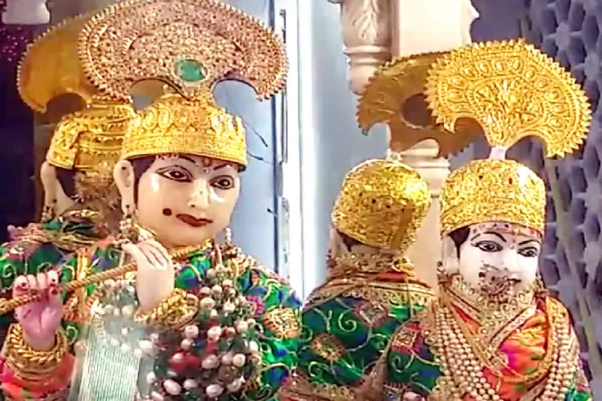 ગ્લાલિયરઃ આજે કૃષ્ણ જન્મ નિમિત્તે સમગ્ર દેશના કૃષ્ણ મંદિરોમાં કૃષ્ણ જન્મની (janmashtami 2020) તડામાર તૈયારીઓ ચાલી રહી છે. ગ્લાલિયરના (gwalior) આ મંદિરમાં જન્માષ્ઠમીના અવરસર પર રાધા કૃષ્ણને સિંધિયા રાજવંશના (Sindhiya Rajvansh) 200 વર્ષ જૂના આભૂષણોથી (Jewelry) સજાવવામાં આવી રહ્યા છે. આ આભૂષણોની કિંમત આશરે 100 કરોડ રૂપિયા છે. કોરોનાના પગલે અહીં ઓનલાઈન દર્શનની વ્યવસ્થા કરવામાં આવી છે. ગ્લાલિયરઃ આજે કૃષ્ણ જન્મ નિમિત્તે સમગ્ર દેશના કૃષ્ણ મંદિરોમાં કૃષ્ણ જન્મની (janmashtami 2020) તડામાર તૈયારીઓ ચાલી રહી છે. ગ્લાલિયરના (gwalior) આ મંદિરમાં જન્માષ્ઠમીના અવરસર પર રાધા કૃષ્ણને સિંધિયા રાજવંશના (Sindhiya Rajvansh) 200 વર્ષ જૂના આભૂષણોથી (Jewelry) સજાવવામાં આવી રહ્યા છે. આ આભૂષણોની કિંમત આશરે 100 કરોડ રૂપિયા છે. કોરોનાના પગલે અહીં ઓનલાઈન દર્શનની વ્યવસ્થા કરવામાં આવી છે.