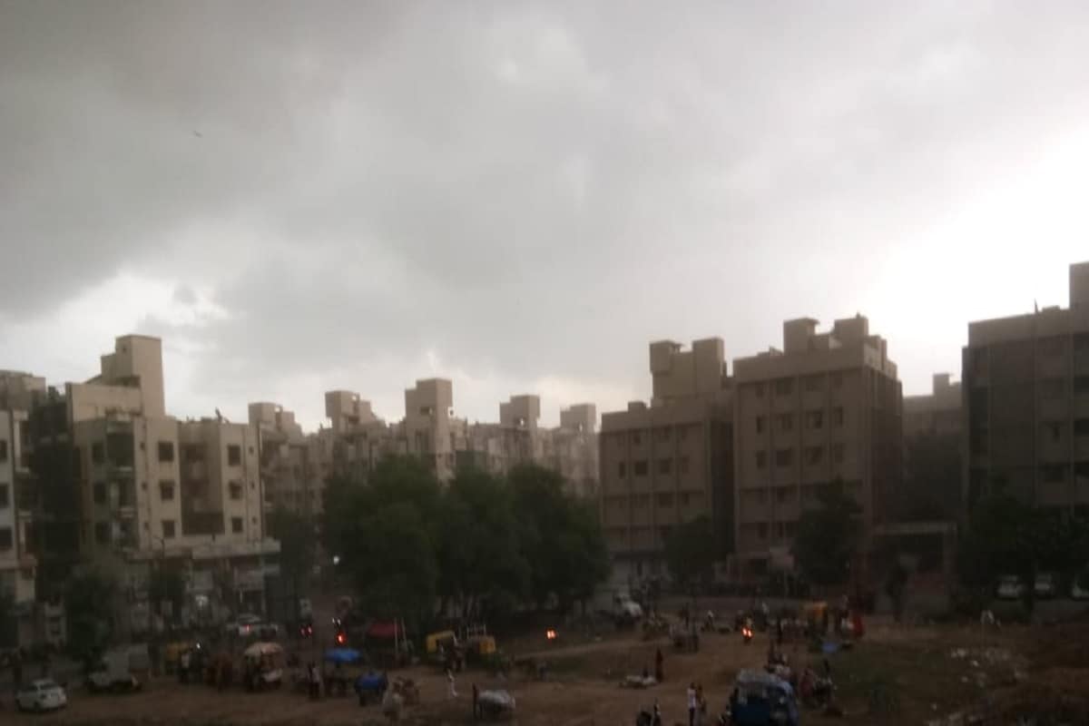 અમદાવાદના કોટ વિસ્તારમાં ઝરમર વરસાદ વરસ્યો હતો. જ્યારે આકાશમાં વીજળીના કડાકા જોવા મળ્યા હતા. અમદાવાદના આકાશમાં વરસાદી માહોલ સરજ્યો છે. અમદાવાદના કોટ વિસ્તારમાં ઝરમર વરસાદ વરસ્યો હતો. જ્યારે આકાશમાં વીજળીના કડાકા જોવા મળ્યા હતા. અમદાવાદના આકાશમાં વરસાદી માહોલ સરજ્યો છે.