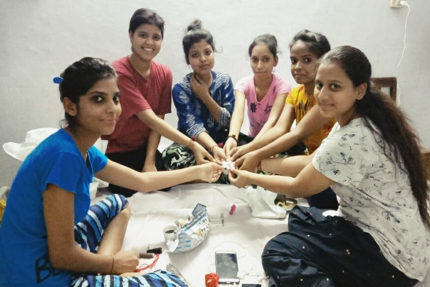 મયૂર માકડિયા, અમદાવાદ : ભાઈ-બહેનના પરસ્પર સ્નેહના પ્રતીક સમૂહ પર્વ એટલે રક્ષાબંધન... આ પાવન પર્વ દરેક બહેન પોતાના ભાઈની રક્ષા કામના કરતી હોય છે. સિવિલ સંકુલમાં 1200 બેડની હોસ્પિટલમાં સેવારત બહેનોએ પંચતત્વોને સુતરના તાંતણે પરોવીને ભાઇ-બહેનના સ્નેહને વધુ મજબૂત બનાવ્યો છે. મયૂર માકડિયા, અમદાવાદ : ભાઈ-બહેનના પરસ્પર સ્નેહના પ્રતીક સમૂહ પર્વ એટલે રક્ષાબંધન... આ પાવન પર્વ દરેક બહેન પોતાના ભાઈની રક્ષા કામના કરતી હોય છે. સિવિલ સંકુલમાં 1200 બેડની હોસ્પિટલમાં સેવારત બહેનોએ પંચતત્વોને સુતરના તાંતણે પરોવીને ભાઇ-બહેનના સ્નેહને વધુ મજબૂત બનાવ્યો છે.