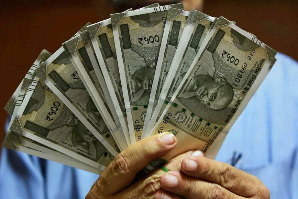 Mutual Fundમાં રોકાણ મોંઘું થઈ જશે - સંશોધિત એક્સપેન્સ રેશ્યોરના લાગુ થયા બાદ આ યોજનાઓમાં રોકાણ કરવું મોંઘું થઈ જશે. હાઇ ટીઇઆરથી નેટ અસેટ વેલ્યૂ (NAV) ઓછો થઈ જશે. મ્યૂચ્યૂઅલ ફંડ સ્કીમની એનએવી (NAV)ની ગણતરી કુલ ખર્ચમાં કાપ બાદ જ થાય છે. (પ્રતીકાત્મક તસવીર) Mutual Fundમાં રોકાણ મોંઘું થઈ જશે - સંશોધિત એક્સપેન્સ રેશ્યોરના લાગુ થયા બાદ આ યોજનાઓમાં રોકાણ કરવું મોંઘું થઈ જશે. હાઇ ટીઇઆરથી નેટ અસેટ વેલ્યૂ (NAV) ઓછો થઈ જશે. મ્યૂચ્યૂઅલ ફંડ સ્કીમની એનએવી (NAV)ની ગણતરી કુલ ખર્ચમાં કાપ બાદ જ થાય છે. (પ્રતીકાત્મક તસવીર)