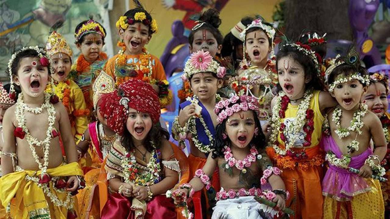ત્યારે દર વર્ષે સાતમ-આઠમના તહેવાર અંતર્ગત પાંચ દિવસો દરમિયાન રાજકોટ શહેર તેમ જ રાજકોટ જિલ્લાના લોકો મોટી સંખ્યામાં પોતાના પરિવારજનો સાથે જાહેર સ્થળો પર ફરવા જતા હોય છે. ત્યારે હાલ કોરોનાની મહામારીના કારણે ફેલાય નહીં તે માટે રાજકોટ જિલ્લા કલેકટર રમ્યા મોહન તેમજ રાજકોટ શહેર પોલીસ કમિશનર મનોજ અગ્રવાલ દ્વારા અગમચેતીના ભાગરૂપે જાહેર સ્થળો પર ફરવા જવા માટે પ્રતિબંધ લાદવામાં આવ્યો છે. ત્યારે દર વર્ષે સાતમ-આઠમના તહેવાર અંતર્ગત પાંચ દિવસો દરમિયાન રાજકોટ શહેર તેમ જ રાજકોટ જિલ્લાના લોકો મોટી સંખ્યામાં પોતાના પરિવારજનો સાથે જાહેર સ્થળો પર ફરવા જતા હોય છે. ત્યારે હાલ કોરોનાની મહામારીના કારણે ફેલાય નહીં તે માટે રાજકોટ જિલ્લા કલેકટર રમ્યા મોહન તેમજ રાજકોટ શહેર પોલીસ કમિશનર મનોજ અગ્રવાલ દ્વારા અગમચેતીના ભાગરૂપે જાહેર સ્થળો પર ફરવા જવા માટે પ્રતિબંધ લાદવામાં આવ્યો છે.