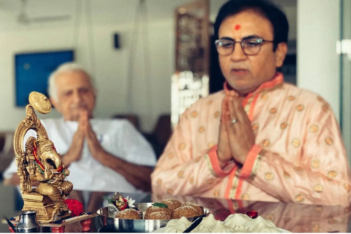  મુંબઈ : 'તારક મહેતા કા ઉલ્ટા ચશ્મા' (Tarak Mehta Ka Ooltah Chashmah) આ લોકપ્રિય સીરિયલના દિલીપ જોશી (Dilip Joshi) ઉર્ફે જેઠાલાલને (Jetha Lal) કોણ ઓળખતું નથી? એક દશકથી વધારે સમયથી દિલીપ જોશી આ સીરિયલ માટે કામ કરી રહ્યા છે અને લોકોનું મનોરંજન કરતા આવ્યા છે. સાથે જ આ સીરિયલના બધા કલાકારોએ પોતાના ફૅન્સના દિલમાં એક અલગ જગ્યા બનાવી લીધી છે. હાલ સોશિયલ મીડિયામાં (Social Media) જેઠાલાલે ગણેશ ચતુર્થીના પર્વ નિમિત્તે પોતાના ઘરમાં બિરાજમાન ગણપતિ બાપ્પાની એક ઝલક શેર કરી છે. આ સાથે સહ-કલાકાર મંદાર ચાંદવાડકર ઉર્ફે આત્મારામ તુકારામ ભીડેએ પણ પોતાના ઘરે ગણપતિ બાપ્પાના સ્વાગતની તસવીર શેર કરી છે.