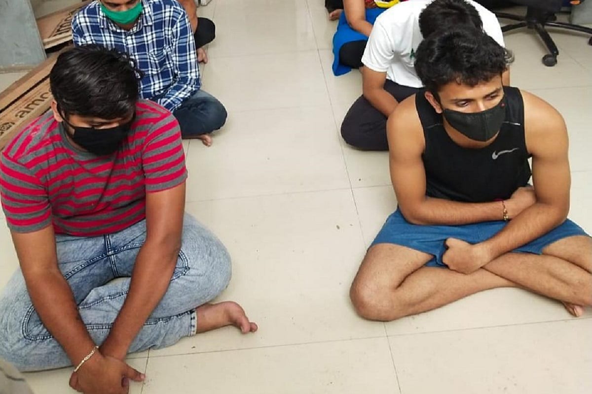 જૂનાગઢ : સૌરાષ્ટ્રમાં શ્રાવણ મહિનામાં લોકો વધારે પ્રમાણમાં જુગાર રમતા હોય છે. ત્યારે જૂનાગઢ LCBએ રહેણાંક વિસ્તારમાં ચાલતા જુગારધામ પર દરોડો પાડ્યો હતો. જ્યાં યુટ્યુબર ધવલ દોમડિયા જીગલી સહિત 5 લોકોને ગત રાત્રે જુગાર રમતા ઝડપી પાડ્યા છે. હાલ તો પોલીસે તમામની અટકાયત કરીને વધુ તપાસ હાથ ધરી છે. તેમની પાસેથઈ રોકડ, મોબાઇલ અને વાહનો સહિત 1.15 લાખનો મુદ્દામાલ પકડ્યો છે. જૂનાગઢ : સૌરાષ્ટ્રમાં શ્રાવણ મહિનામાં લોકો વધારે પ્રમાણમાં જુગાર રમતા હોય છે. ત્યારે જૂનાગઢ LCBએ રહેણાંક વિસ્તારમાં ચાલતા જુગારધામ પર દરોડો પાડ્યો હતો. જ્યાં યુટ્યુબર ધવલ દોમડિયા જીગલી સહિત 5 લોકોને ગત રાત્રે જુગાર રમતા ઝડપી પાડ્યા છે. હાલ તો પોલીસે તમામની અટકાયત કરીને વધુ તપાસ હાથ ધરી છે. તેમની પાસેથઈ રોકડ, મોબાઇલ અને વાહનો સહિત 1.15 લાખનો મુદ્દામાલ પકડ્યો છે.