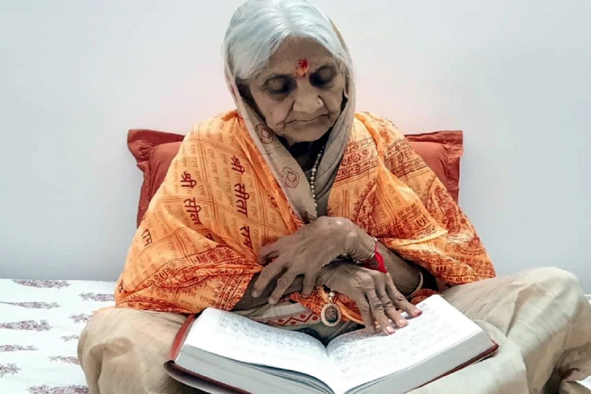 82 વર્ષીય ઉર્મિલા ચતુર્વેદી આજે ભલે ઉંમરના આ પડાવમાં આવીને નબળા દેખાઈ રહ્યા છે પરંતુ તેમના સંકલ્પ ખૂબ જ મજબૂત છે. છેલ્લા 28 વર્ષથી માત્ર એટલા માટે ઉપવાસ કર્યો હતો કે તે અયોધ્યામાં ભગવાન રામનું ભવ્ય મંદિર બનતું જોવા માંગતા હતા. તેમના આ સંકલ્પની કહાની પણ લાંબી છે. 82 વર્ષીય ઉર્મિલા ચતુર્વેદી આજે ભલે ઉંમરના આ પડાવમાં આવીને નબળા દેખાઈ રહ્યા છે પરંતુ તેમના સંકલ્પ ખૂબ જ મજબૂત છે. છેલ્લા 28 વર્ષથી માત્ર એટલા માટે ઉપવાસ કર્યો હતો કે તે અયોધ્યામાં ભગવાન રામનું ભવ્ય મંદિર બનતું જોવા માંગતા હતા. તેમના આ સંકલ્પની કહાની પણ લાંબી છે.