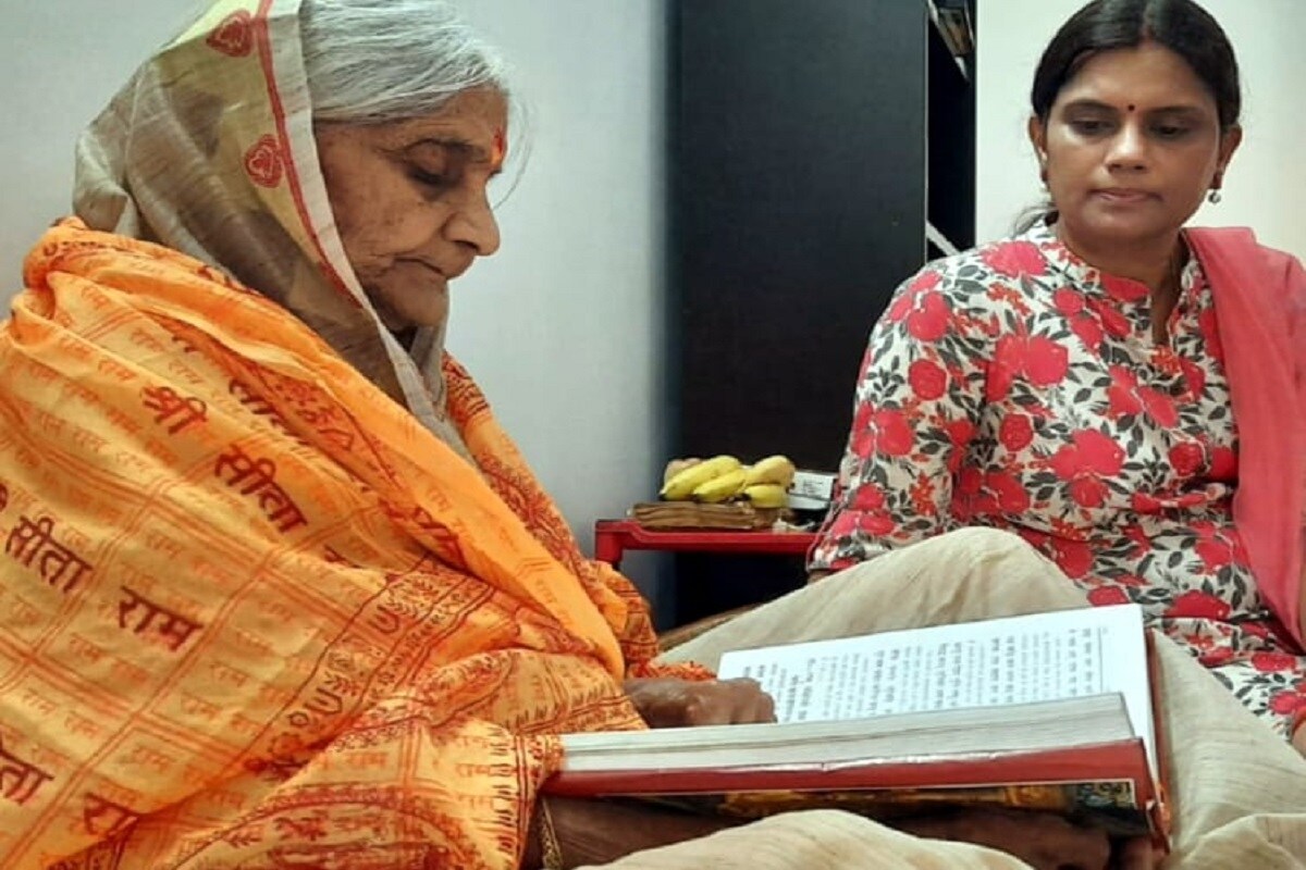 ભગવાન રામના ભવ્ય મંદિરના નિર્માણ માટે લાખો લોકો સહભાગી બન્યા જેમાં કેટલાક એવા લોકો છે જેમણે મનમાં જ રામ મંદિર નિર્માણનો સંકલ્પ લીધો અને તપસ્યા કરી હતી. જેમાંથી એક જબલપુરના ઉર્મિલા ચતુર્વેદી છે. જેમણે છેલ્લા 28 વર્ષોથી સતત અન્નનો ત્યાગ કરીને વ્રત કર્યું હતું. આજે દેશભરમાં આ રામભક્ત શબરીના રૂપમાં ઓળખાય બનાવી ચૂક્યા છે. કળિયુગની શબરી ઉર્મિલા ચતુર્વેદીનો સંકલ્પ 28 વર્ષ બાદ પુરો થયો છે. ભગવાન રામના ભવ્ય મંદિરના નિર્માણ માટે લાખો લોકો સહભાગી બન્યા જેમાં કેટલાક એવા લોકો છે જેમણે મનમાં જ રામ મંદિર નિર્માણનો સંકલ્પ લીધો અને તપસ્યા કરી હતી. જેમાંથી એક જબલપુરના ઉર્મિલા ચતુર્વેદી છે. જેમણે છેલ્લા 28 વર્ષોથી સતત અન્નનો ત્યાગ કરીને વ્રત કર્યું હતું. આજે દેશભરમાં આ રામભક્ત શબરીના રૂપમાં ઓળખાય બનાવી ચૂક્યા છે. કળિયુગની શબરી ઉર્મિલા ચતુર્વેદીનો સંકલ્પ 28 વર્ષ બાદ પુરો થયો છે.